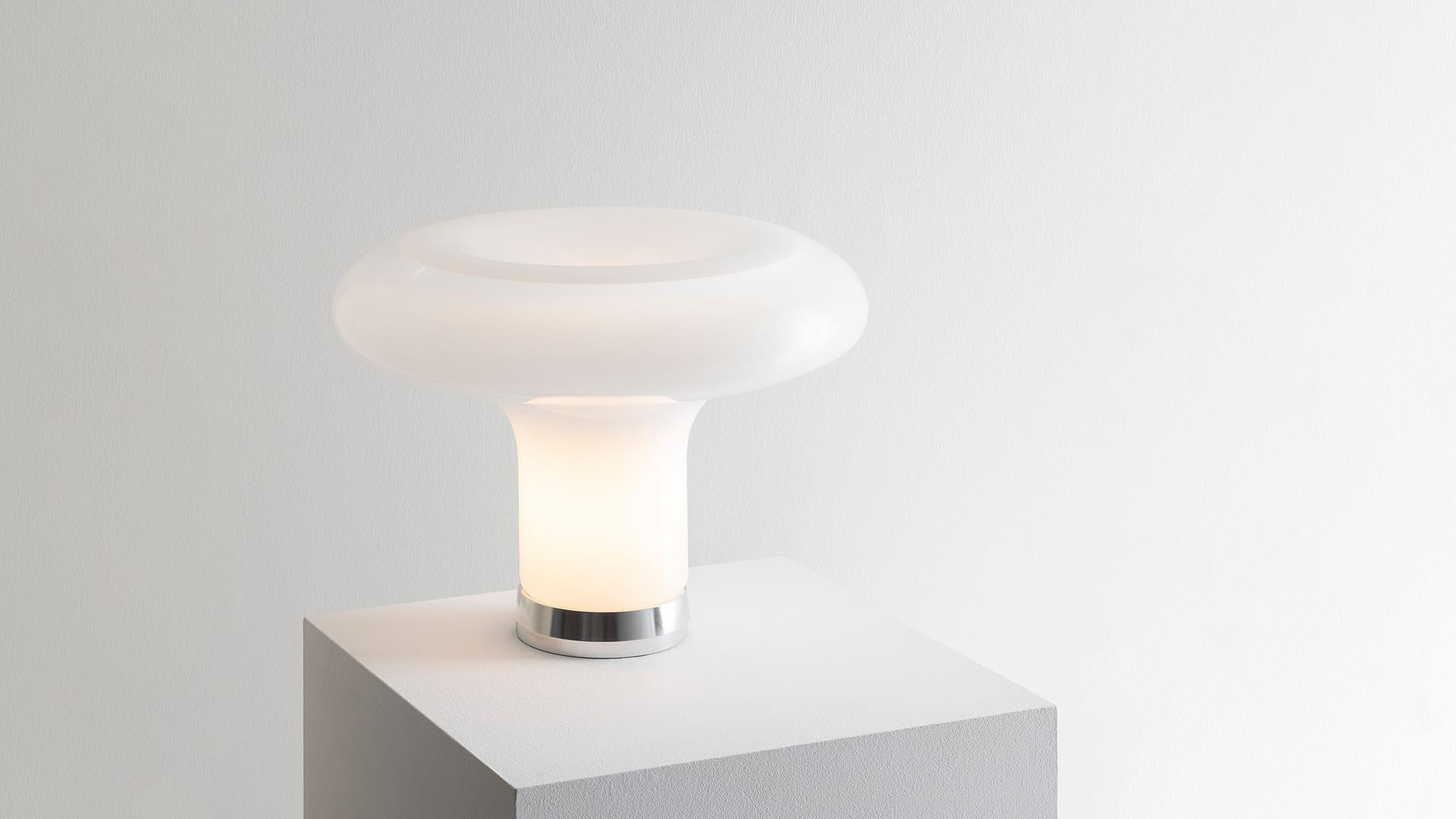 Lampada da tavolo Artemide Modello Lesbo di Angelo Mangiarotti. In condizioni ottime a Taranto, IT