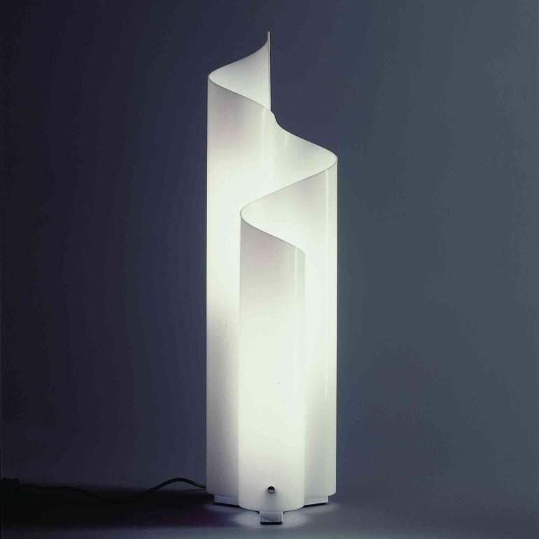 Lámpara de mesa Artemide Modelo Mezzachimera de Vico Magistretti. Metal