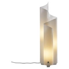 Lámpara de mesa Artemide Modelo Mezzachimera de Vico Magistretti.