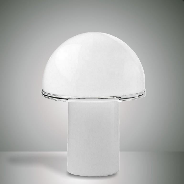 Tischleuchte Modell Onfale Piccolo des Herstellers Artemide, entworfen von Luciano Vistosi in den 1970er Jahren. 
Die Struktur besteht aus geblasenem Glas mit einem Diffusor aus Opalglas; der Rand des Diffusors ist aus transparentem Kristallglas