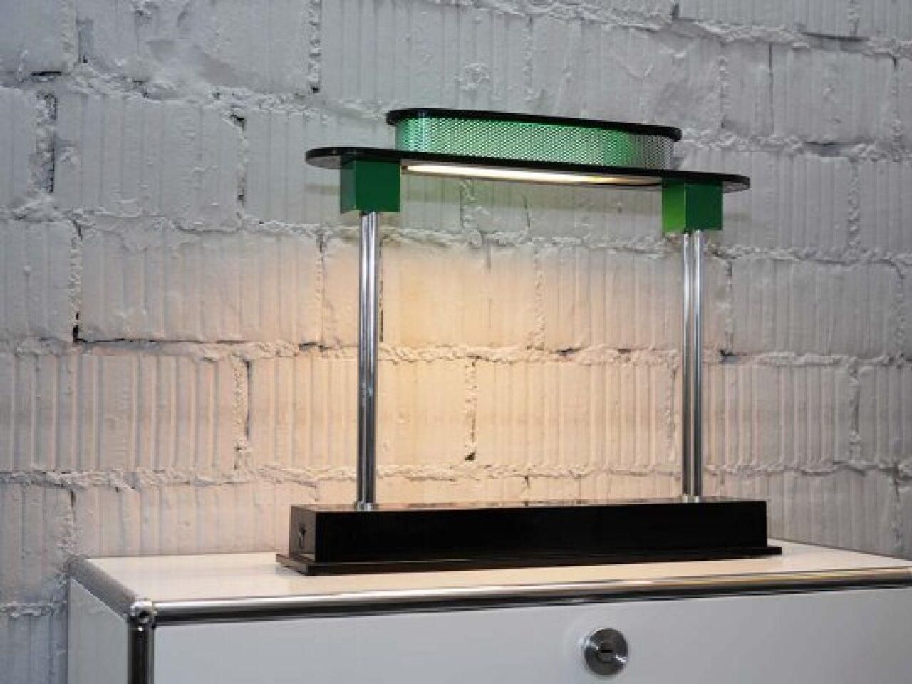Lámpara de sobremesa modelo Pausania TW Led del fabricante Artemide, basada en la famosa lámpara ministerial diseñada por Ettore Sottsass en los años 80, actualizada en versión LED TW.
El cuerpo de la lámpara es de resina negra y el difusor de