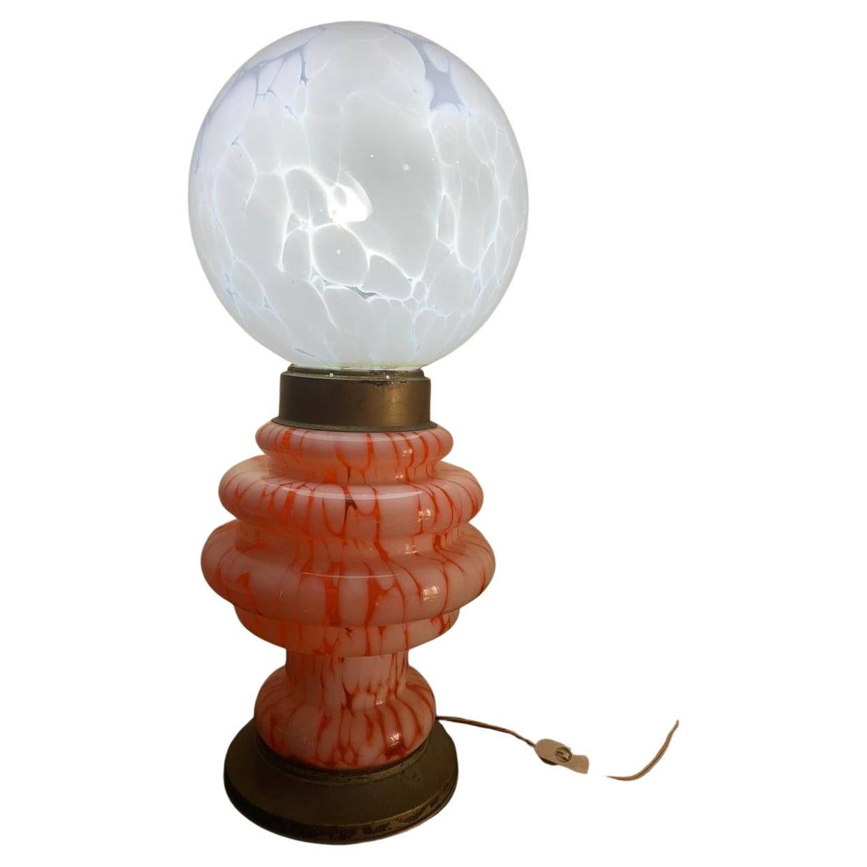 Lampada vibrante del design italiano di metà secolo con questa straordinaria caratteristica, un pezzo iconico attribuibile a Carlonason per Mazzega Murano. Risalente agli anni '60, questa creazione incarna la maestria vetraria artigianale che ha