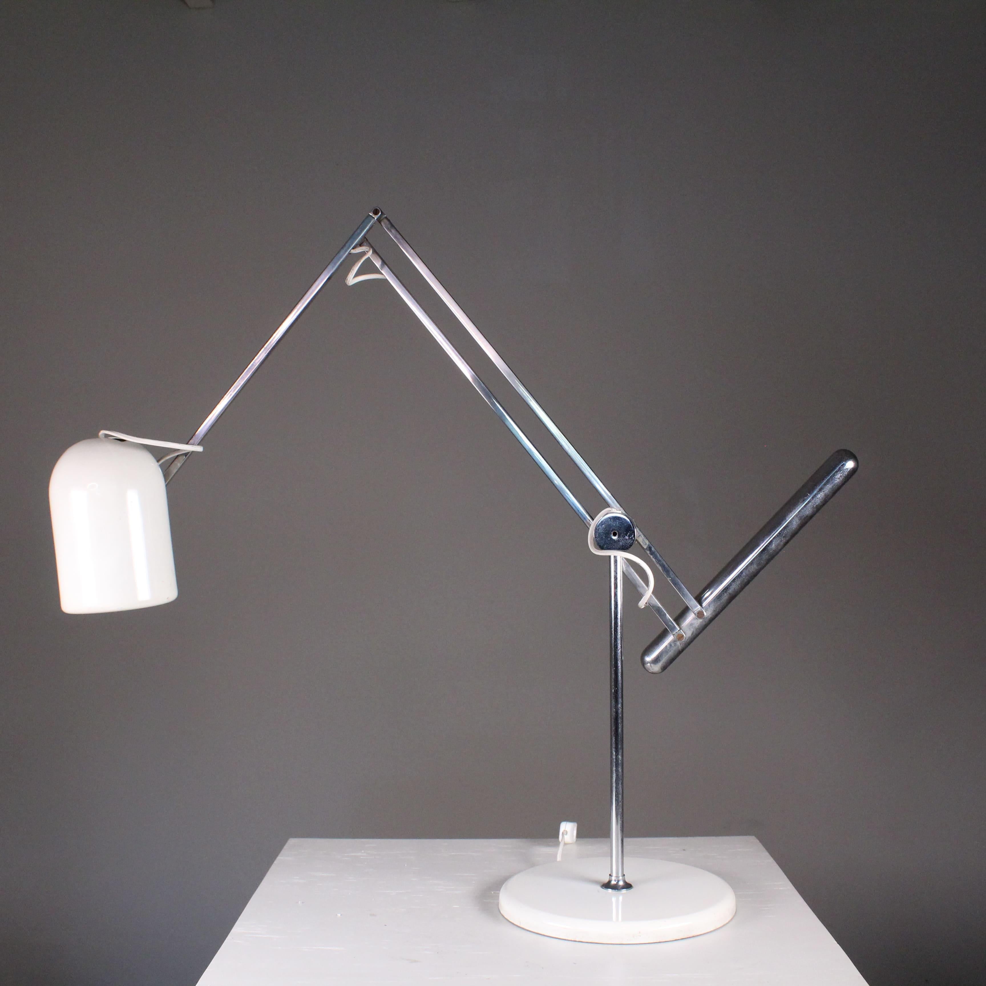 Lampe de table blanche, design de Goffredo Reggiani, Manifattura Italiana

État : bon - marques superficielles
Matériaux : métal peint, acier
Époque : 1970
