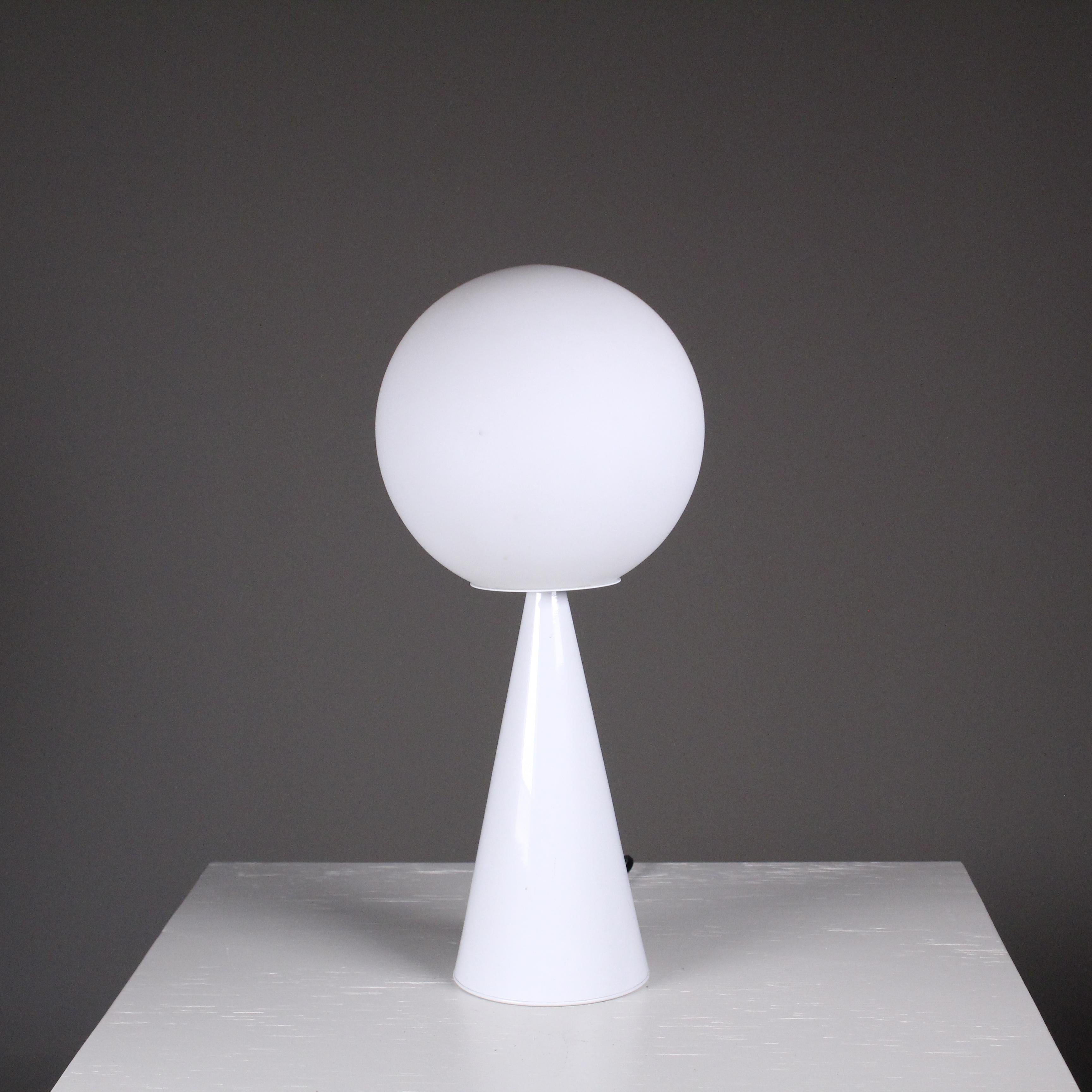 La lampe de table Bilia de Gio Ponti est une icône du design italien des années 1930. Caractérisée par des lignes épurées et une forme distinctive, cette lampe est un parfait exemple du style moderne de Ponti. Bilia se compose d'une base en métal et