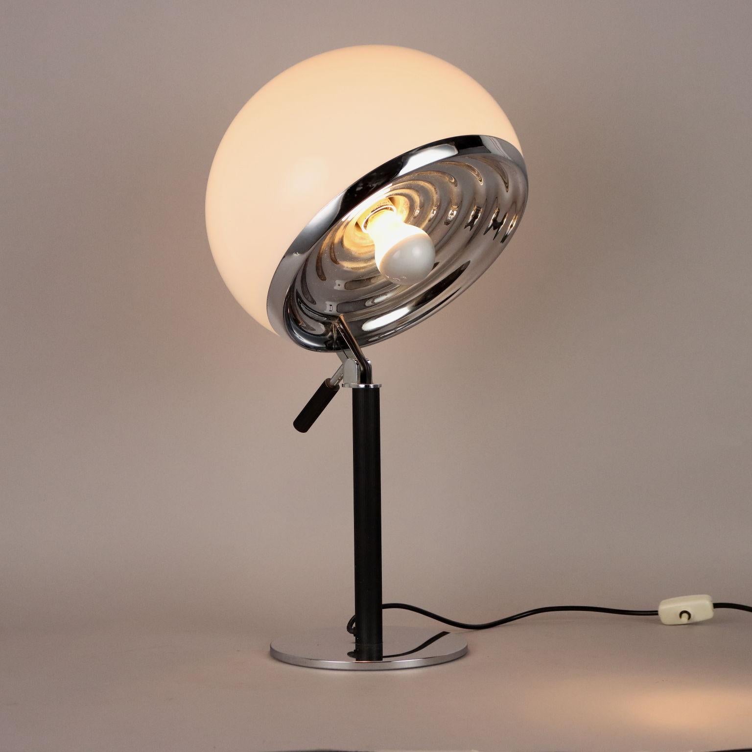 Adjustable tilt table lamp with methacrylate, metal and aluminum diffuser. 