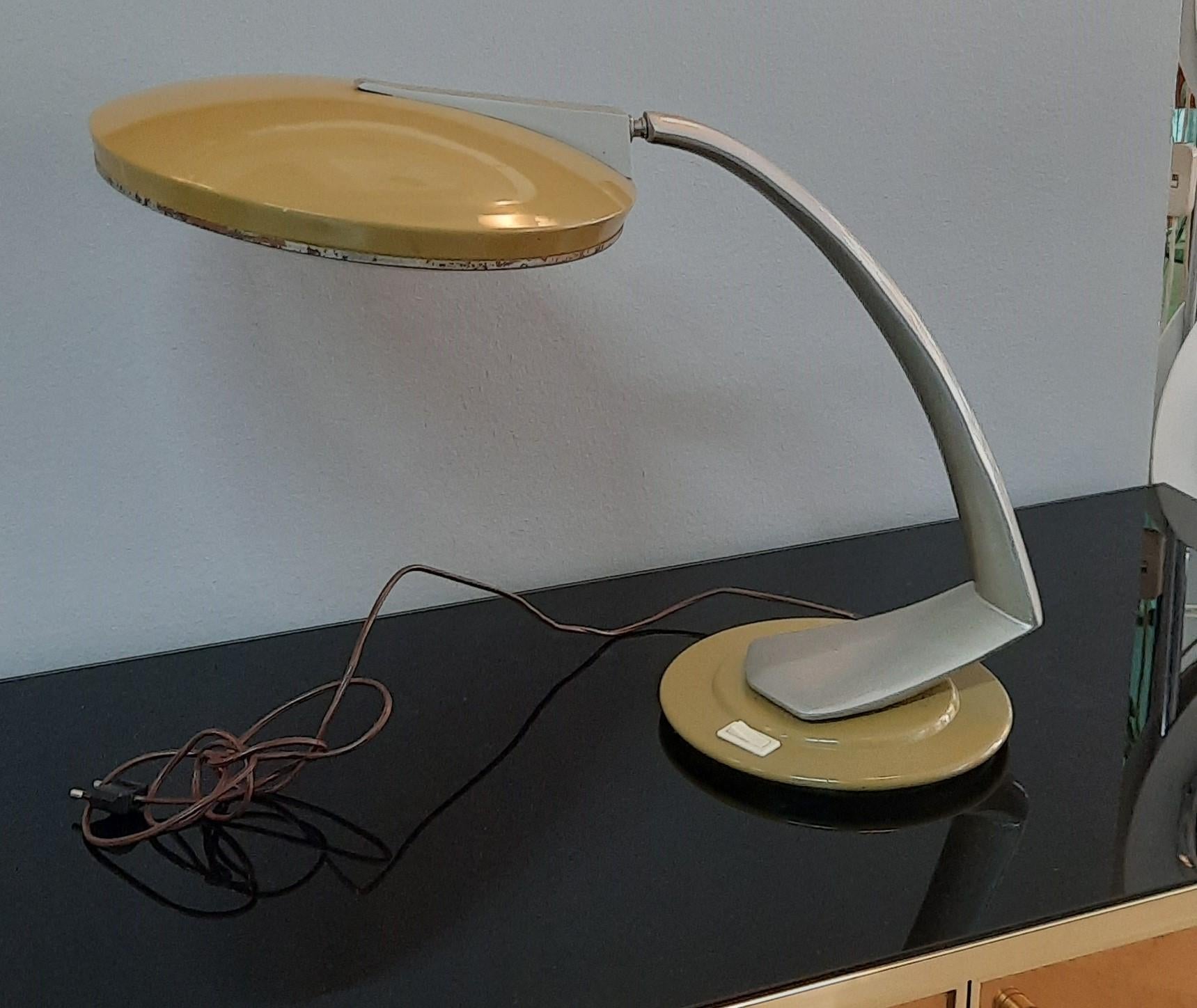 Fantastische Boomerang-Lampe, hergestellt von FASE und entworfen von Pedro Martín García, Modell in den Farben senepe/verde und grigio, mit Paralume und orientierbarem Bügel, die das Spielen in verschiedenen Stellungen ermöglichen.