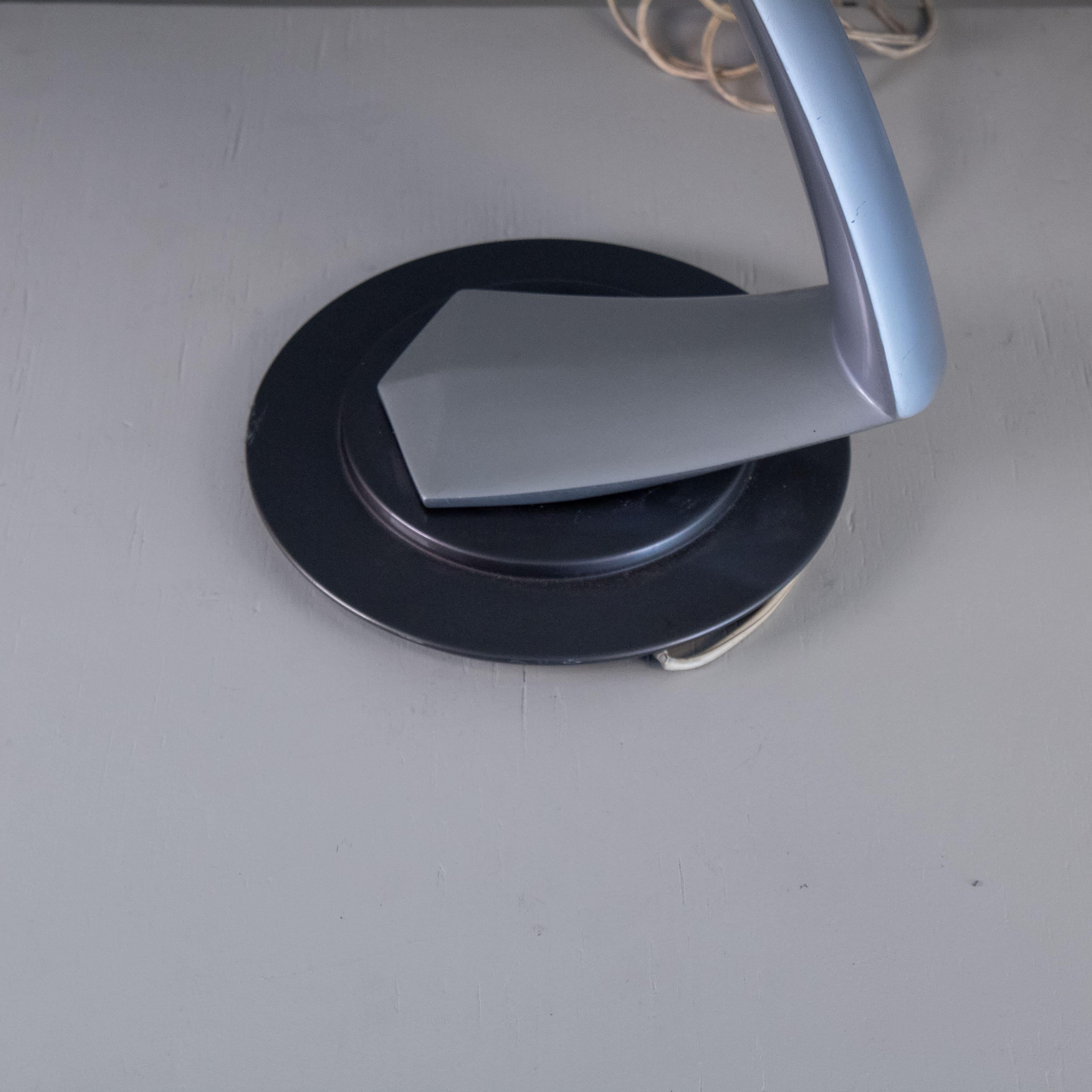 Lampada da tavolo Boomerang, versione grigia, Luis Pérez De La Oliva, Fase Madrid, anni ’70, stile Space Age, patina superficiale, buone condizioni generali.
Condizioni:
Buone - Segni superficiali leggeri
Materiali:
Metallo,