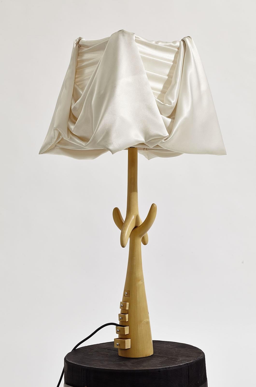 Die Ca Jones-Lampe, die Salvador Dalí 1937 für BD entwarf, hat eine Ästhetik, die in der surrealistischen Phase des Künstlers wurzelt und eine Obsession ist, die in Dalís Werk fortbesteht, wie in seinen Gemälden 