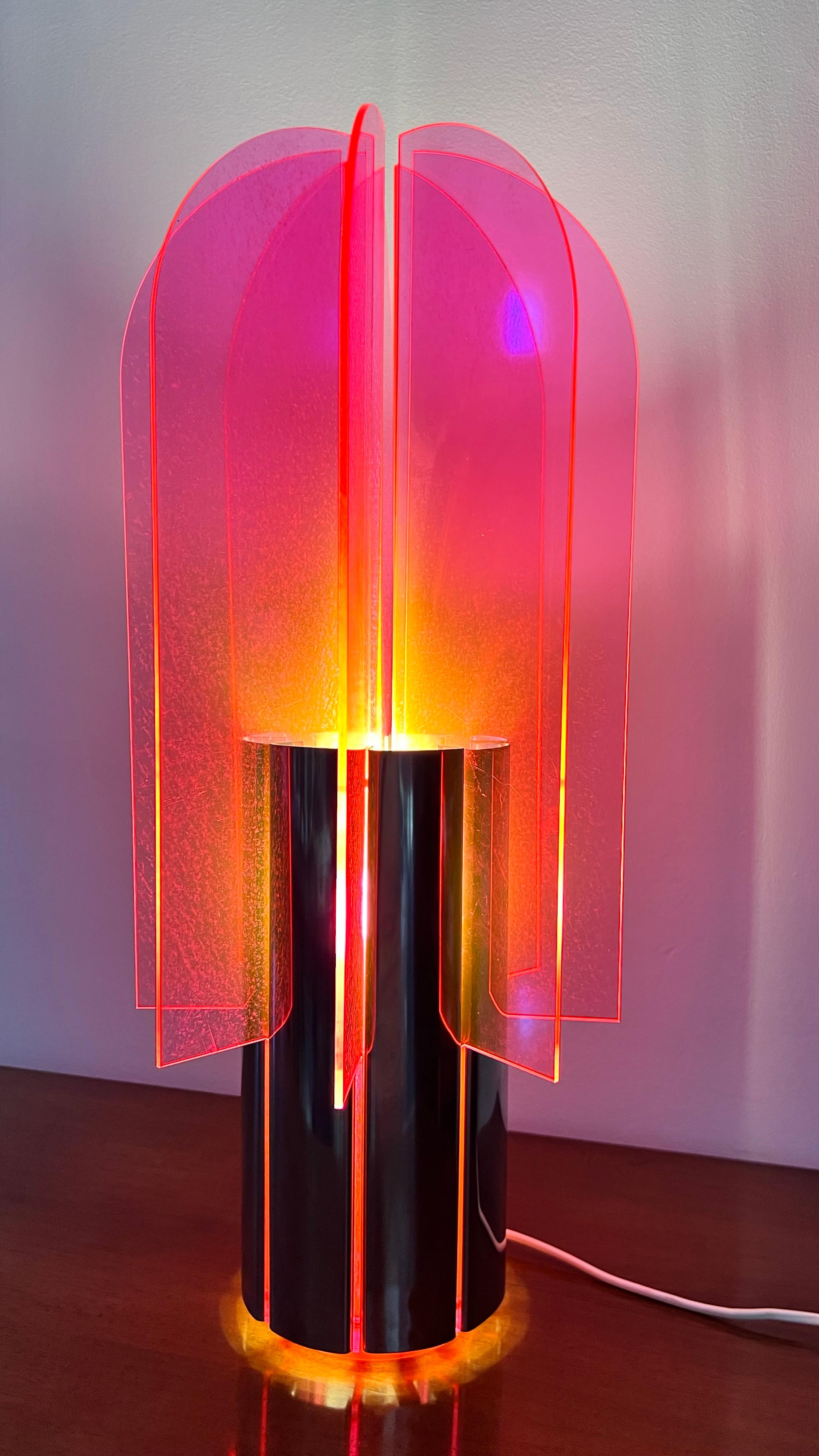 Magnifique lampe de table du duo de designers italiens Giovanni et Gianpiero Bassi qui ont conçu cette lampe de table 'Cactus' pour le Studio Luce en 1969. La construction se compose d'une base cylindrique en acier chromé dans laquelle sont insérées