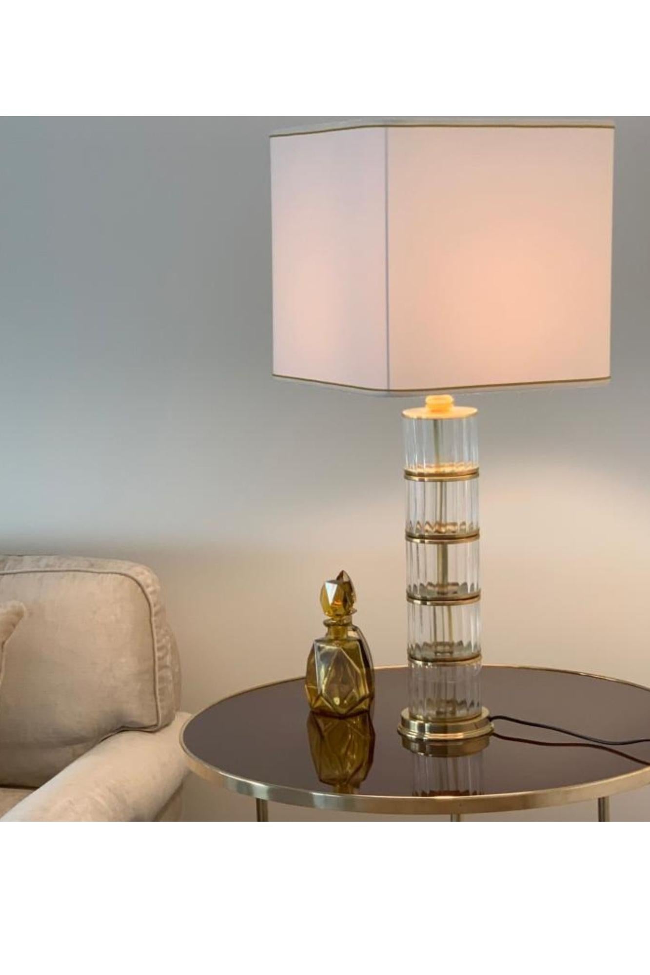 Valorizza l'arredamento della tua casa con l'elegante lampada da tavolo in vetro e ottone della linea Canneté. Con la sua straordinaria combinazione di vetro e ottone, questa lampada aggiunge raffinatezza a qualsiasi stanza. Acquista ora e goditi la