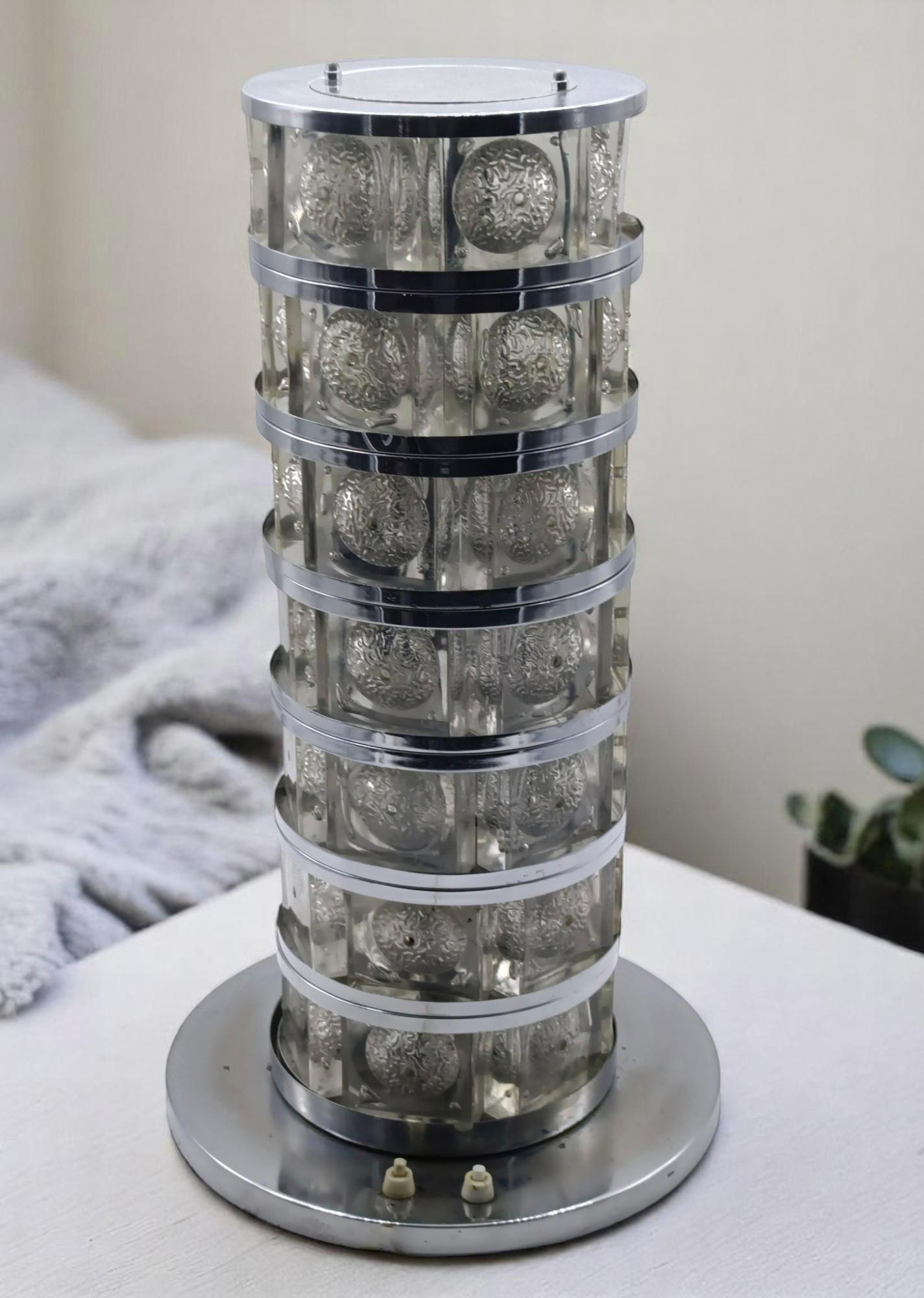 Chrome Lampe de table cylindrique en plexiglas et chrome, Italie, 1970 en vente