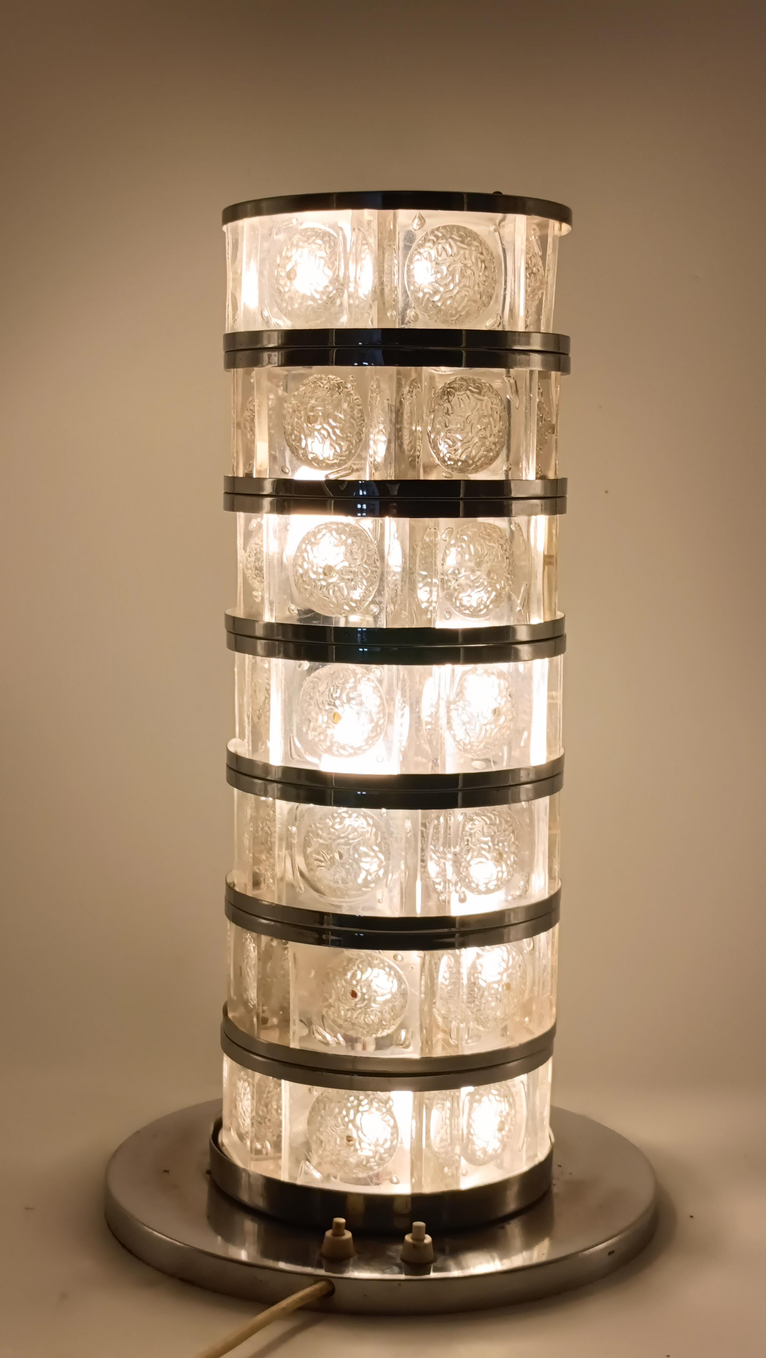 Lampe de table cylindrique en plexiglas et chrome, Italie, 1970 en vente 1