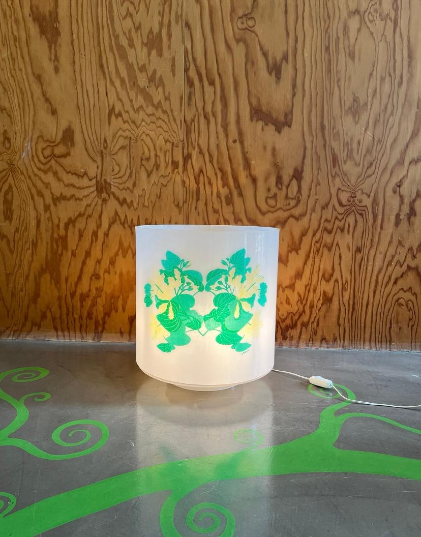 Lampada da tavolo circolare in plexiglass e tessuto di Anna Maria Y Palacios, anni 60-70s

Lampada da tavolo realizzata dall’artista Anna Maria Y Palacios, caratterizzata da un paralume circolare in plexiglass trasparente che racchiude un tessuto
