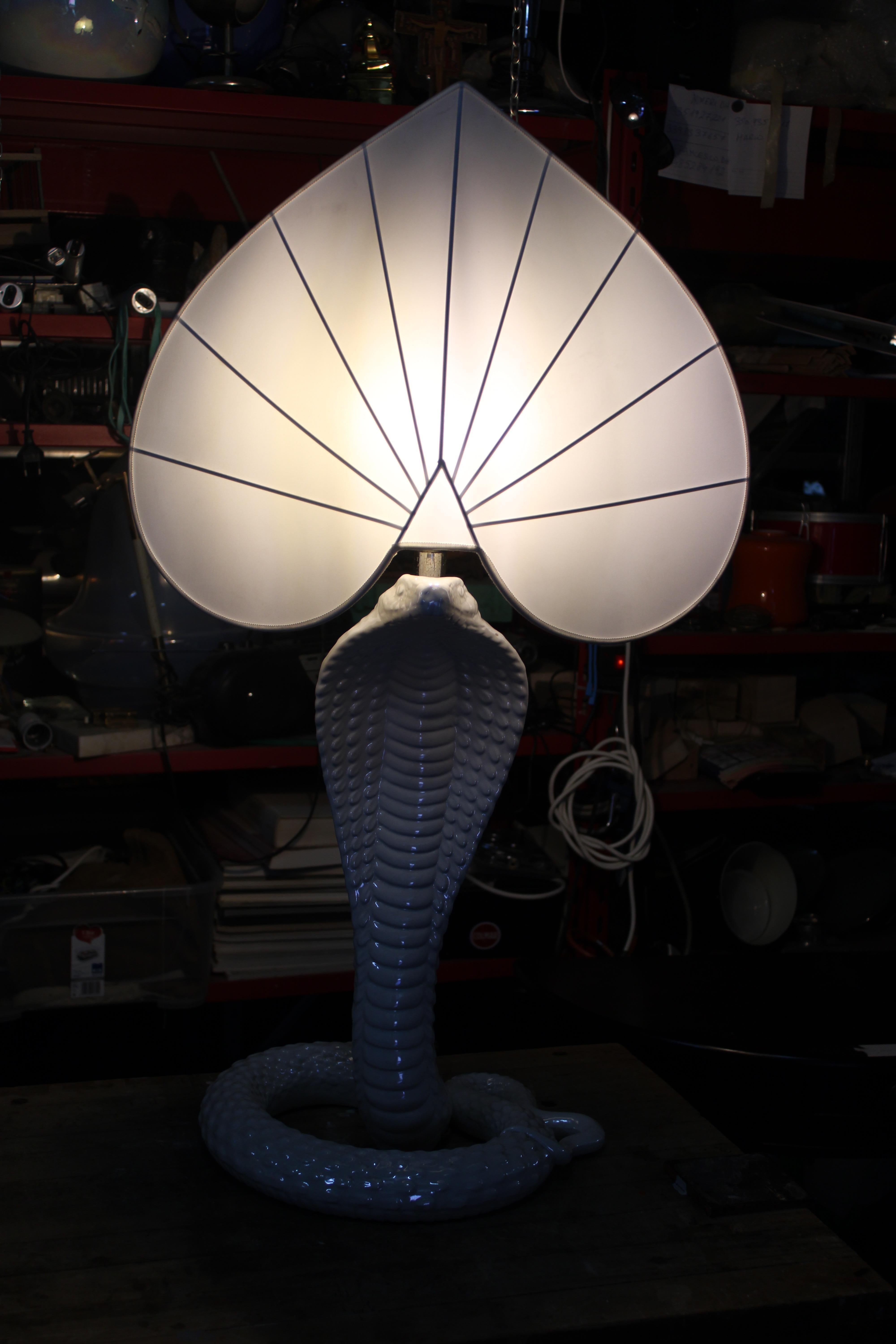 Splendida Lampada da tavolo in Ceramica Bianca Tommaso Barbi 1970 un oggetto particolare de di grande carattere Decorativo.
