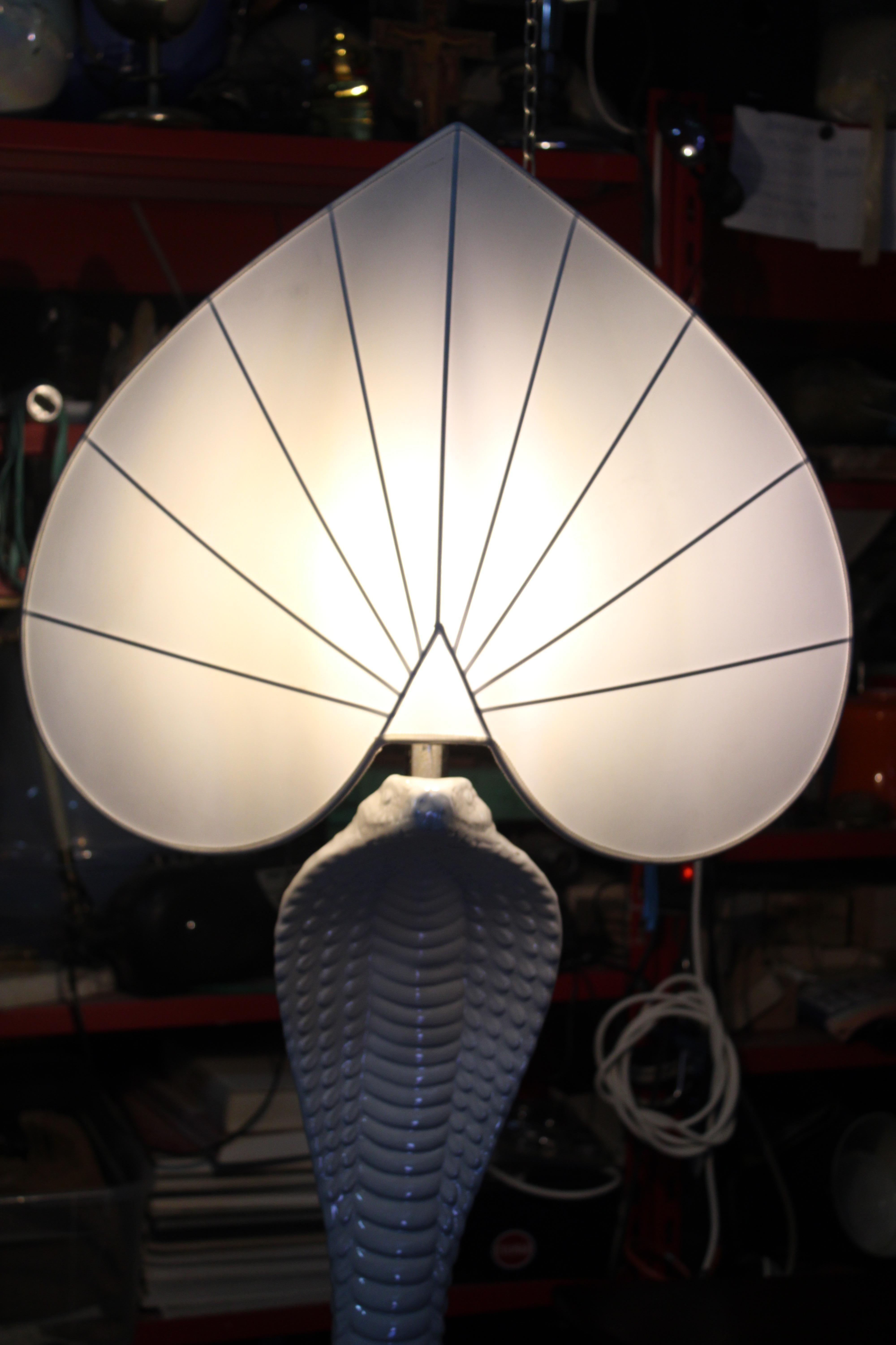Italian Lampada da tavolo Cobra Tommaso Barbi 1970 Bianca Made in Italy in vendita