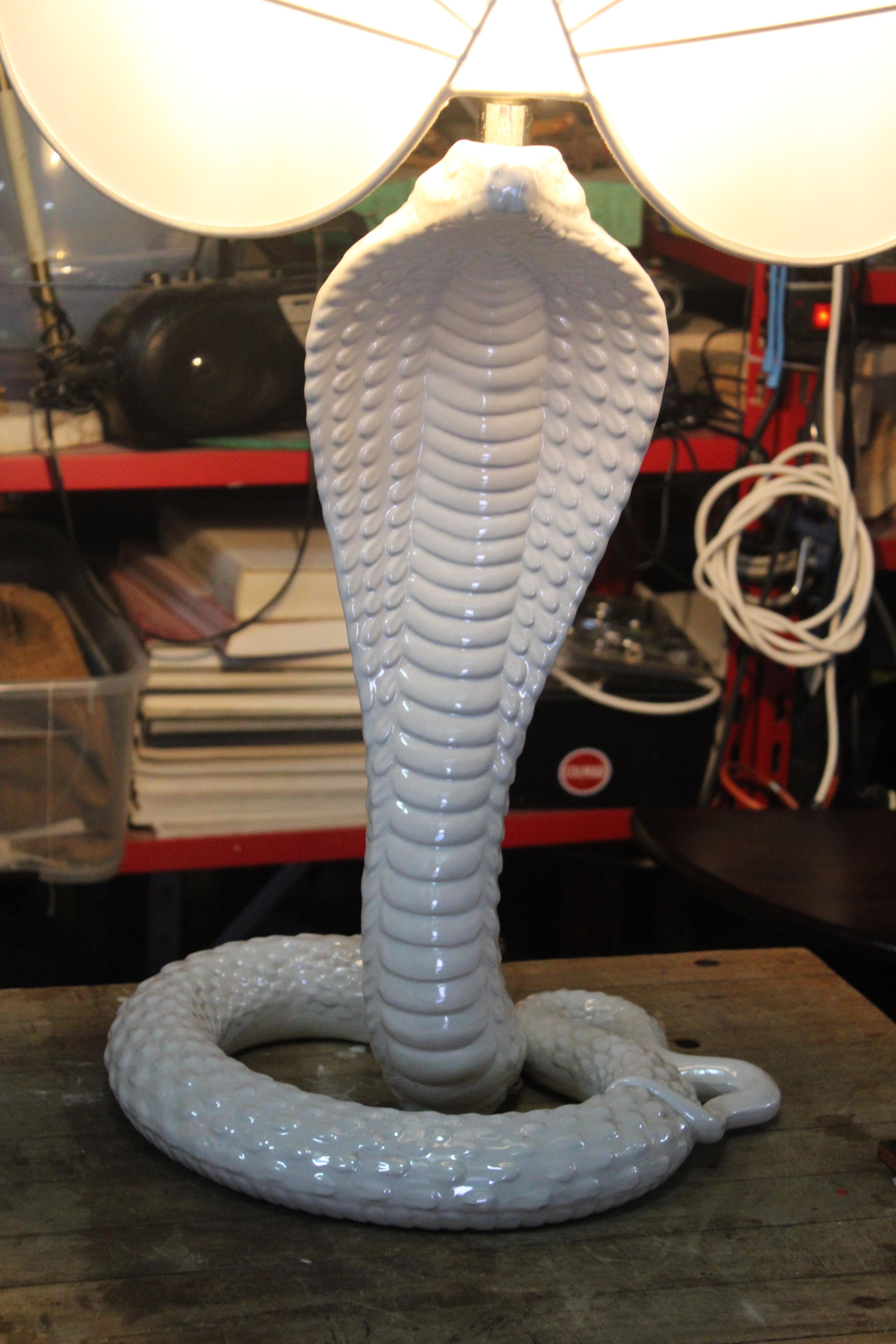 Lampada da tavolo Cobra Tommaso Barbi 1970 Bianca Made in Italy In condizioni buone in vendita a Palermo, Sicily