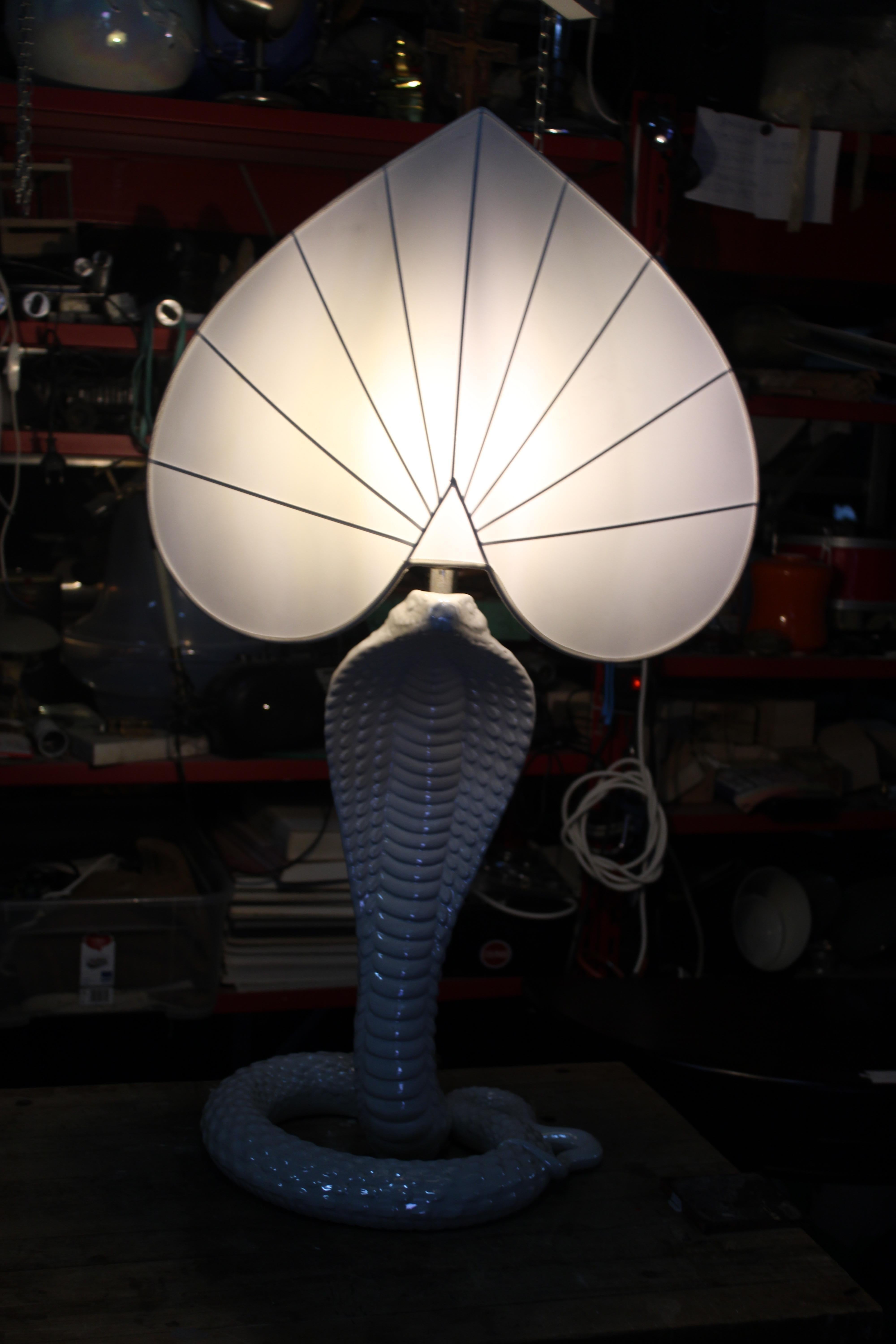 Late 20th Century Lampada da tavolo Cobra Tommaso Barbi 1970 Bianca Made in Italy in vendita