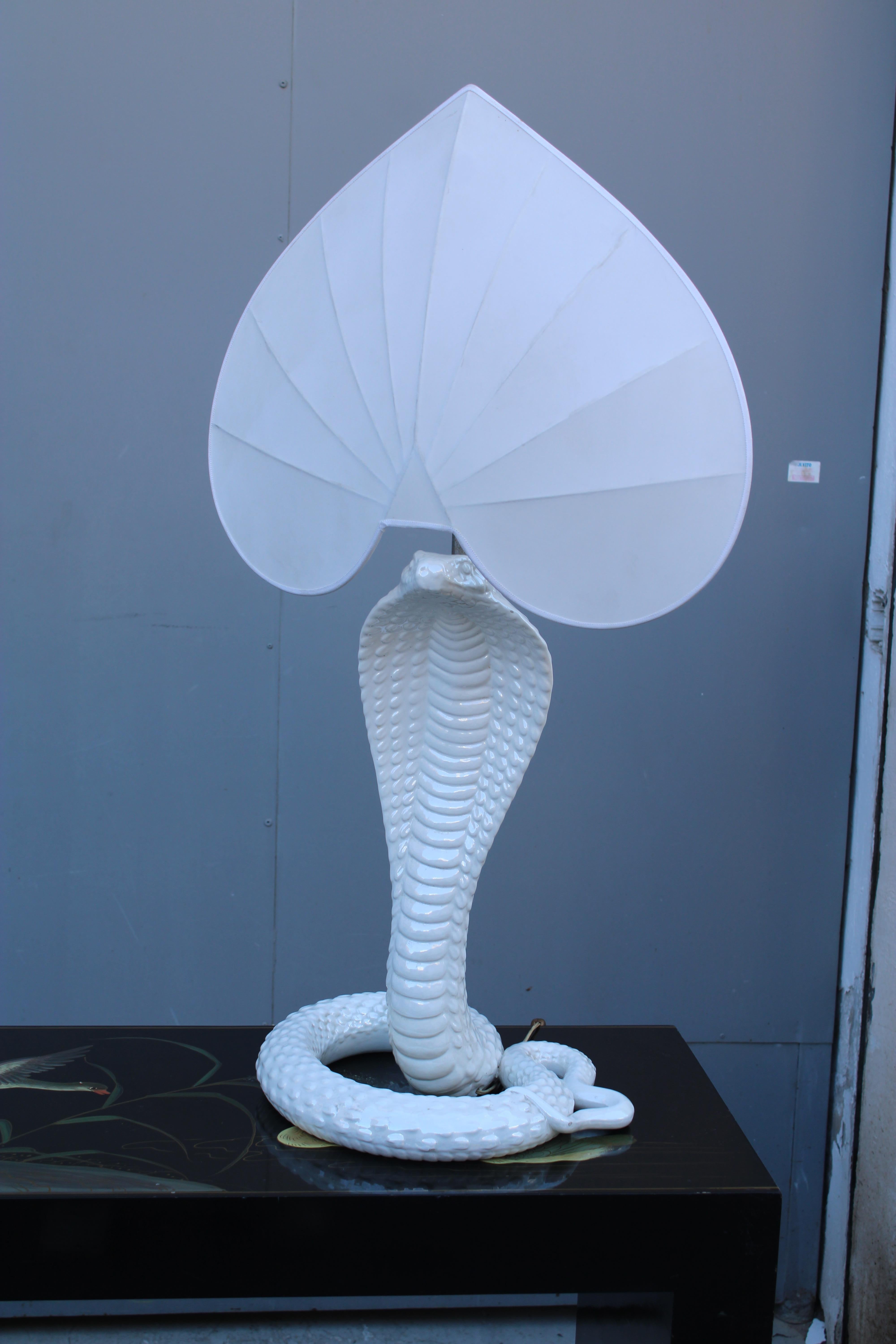Ceramica Lampada da tavolo Cobra Tommaso Barbi 1970 Bianca Made in Italy in vendita