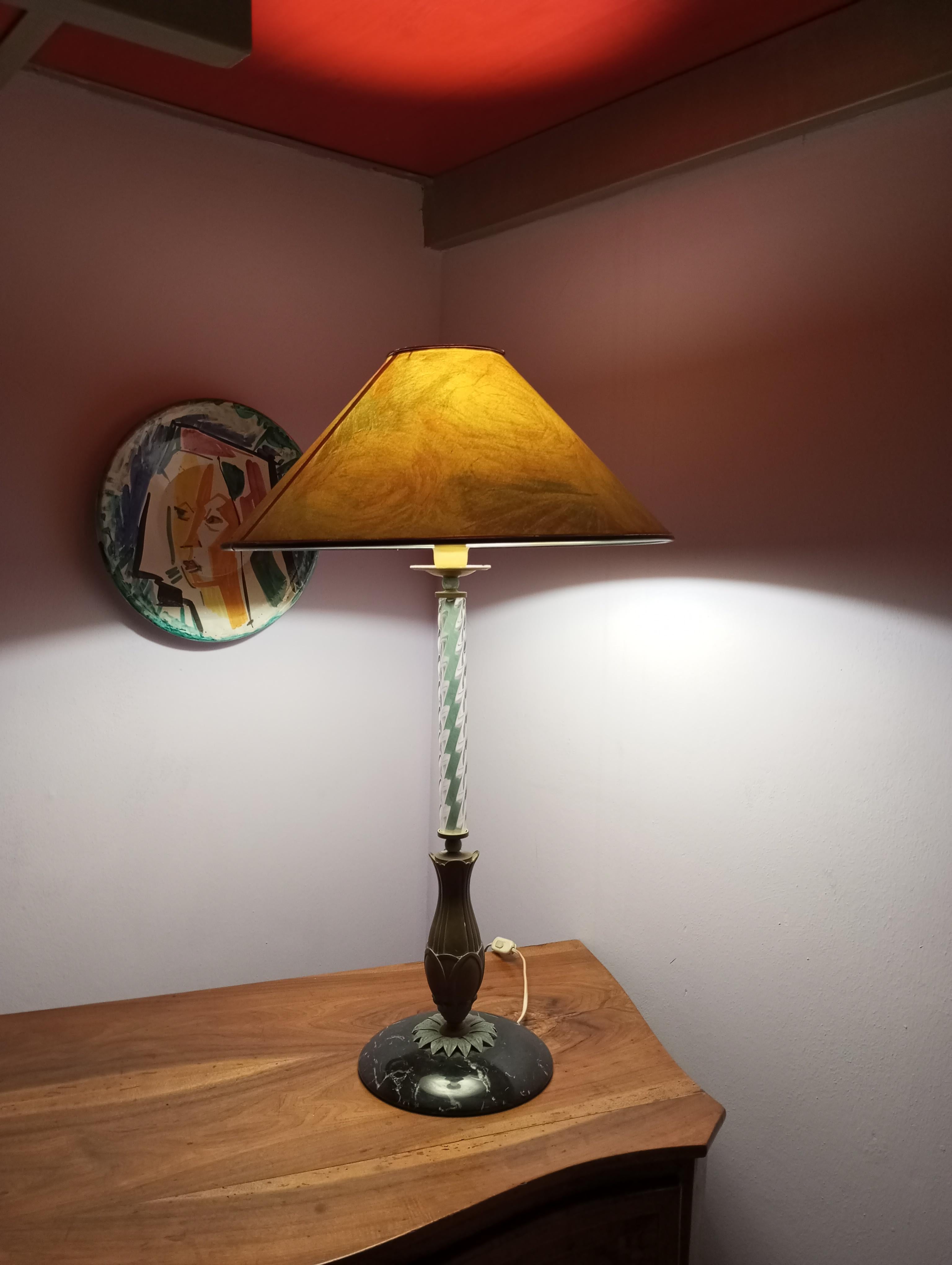 Lampada da tavolo con base in marmo e decoro con foglie in bronzo, Italia en venta 8