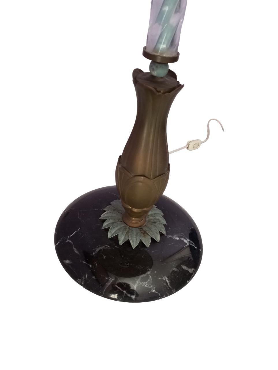 Lampada da tavolo con base in marmo e decoro con foglie in bronzo, Italia en Bueno estado para la venta en Firenze, FI