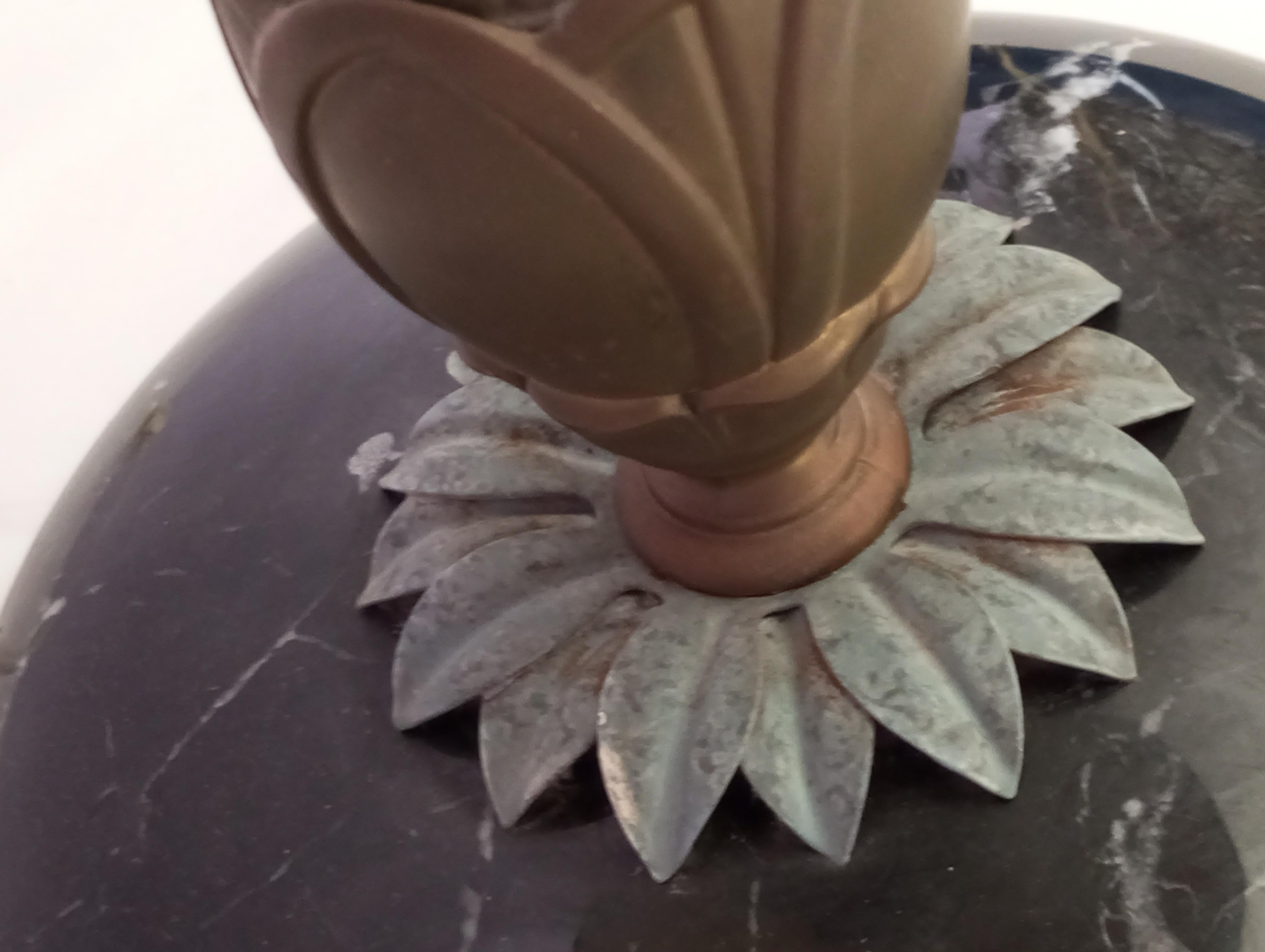 Lampada da tavolo con base in marmo e decoro con foglie in bronzo, Italia en venta 3