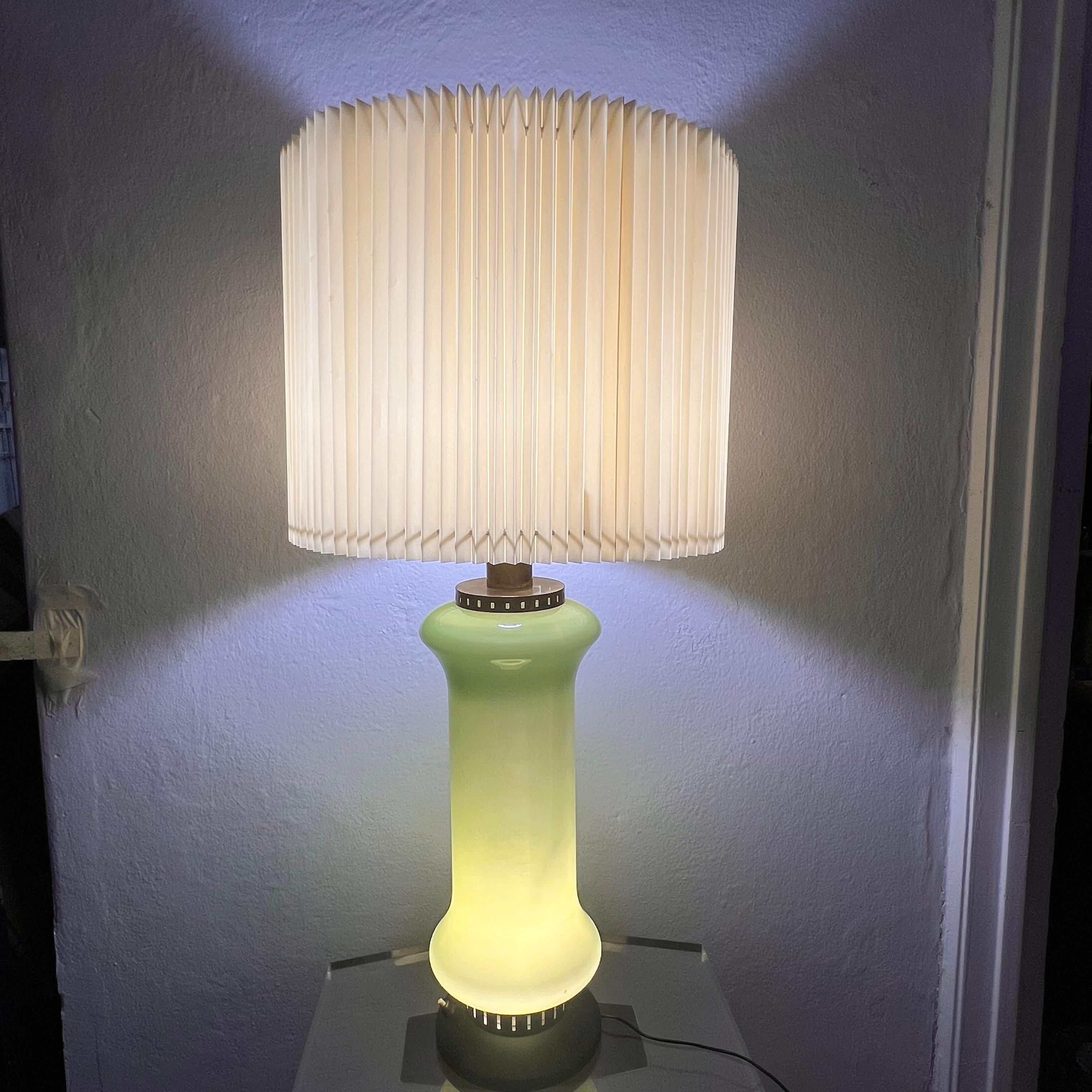 Mid-Century moderno Lampada da Tavolo con Grande Vetro Verde - Stilnovo - Italia - Anni '60 in vendita
