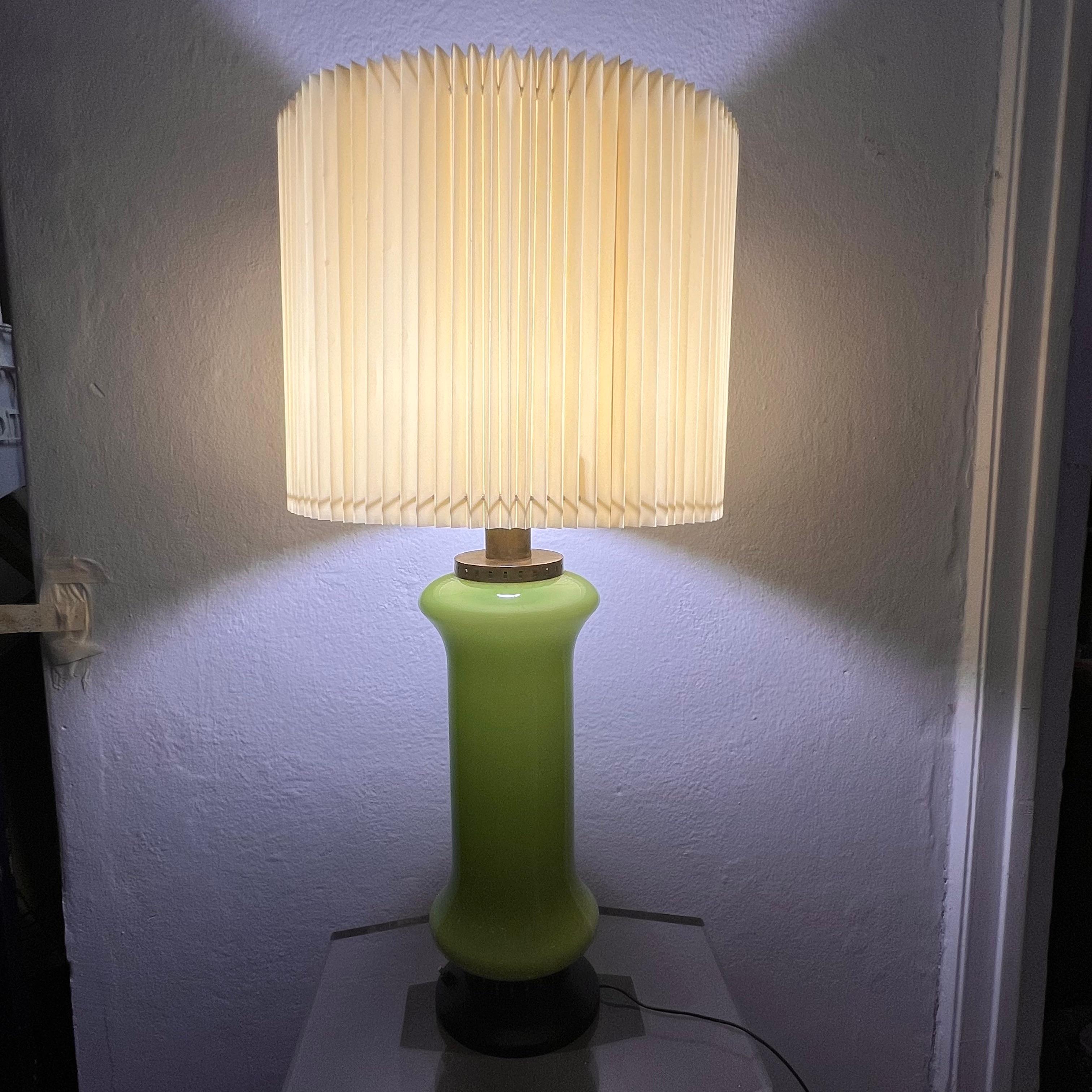 Italian Lampada da Tavolo con Grande Vetro Verde - Stilnovo - Italia - Anni '60 in vendita