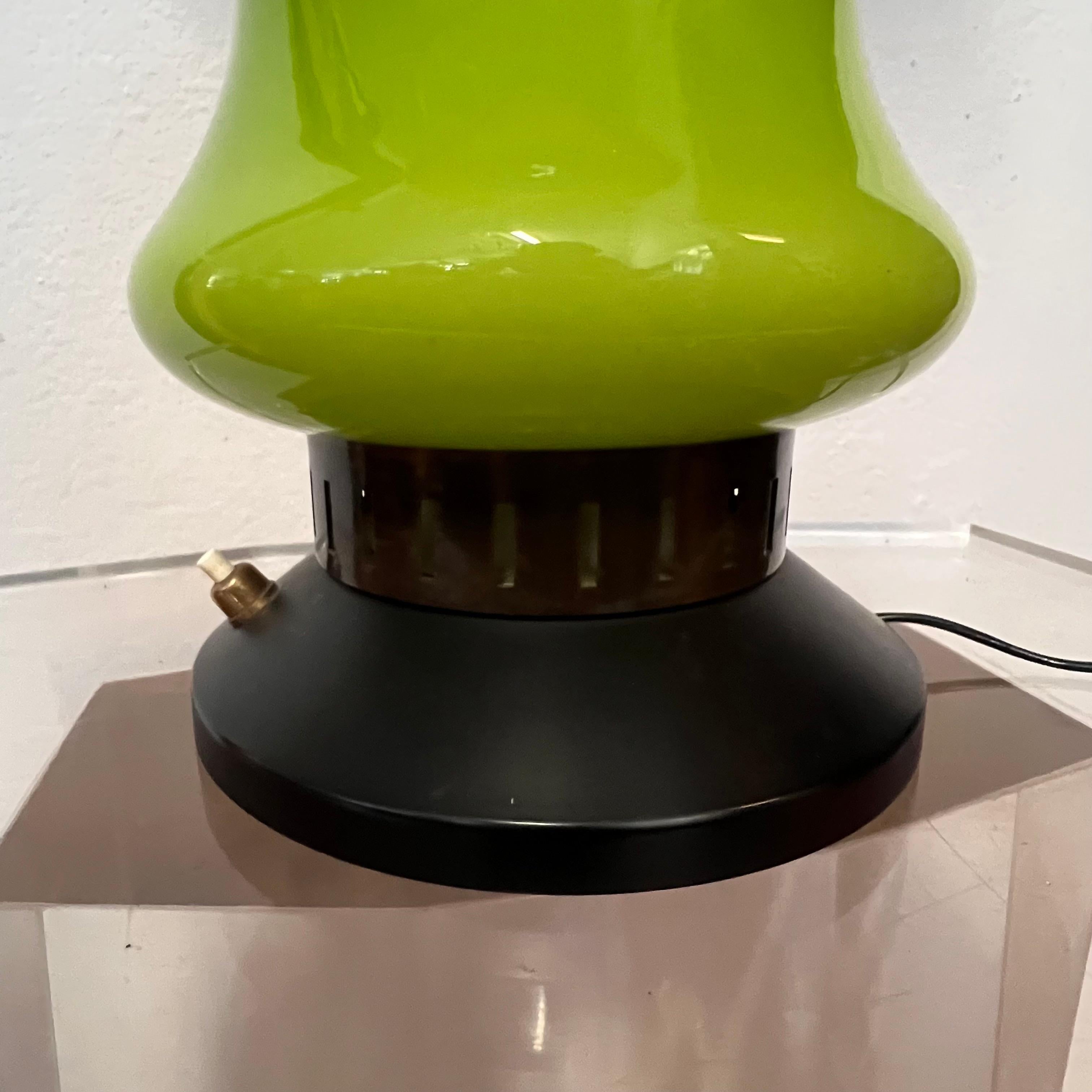 20th Century Lampada da Tavolo con Grande Vetro Verde - Stilnovo - Italia - Anni '60 in vendita