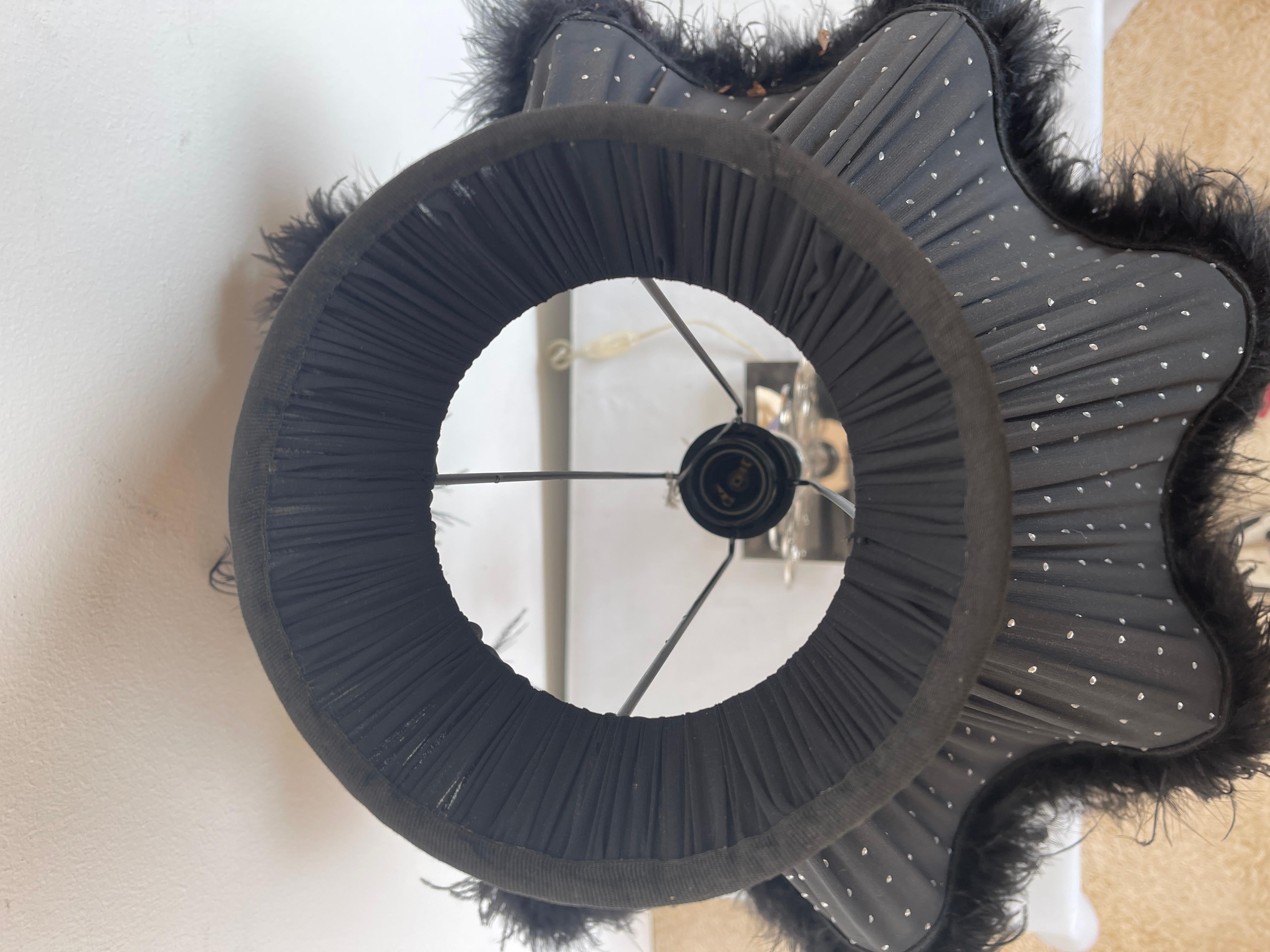 Autre Lampe de table à plumes noires dans le style vintage italien en vente
