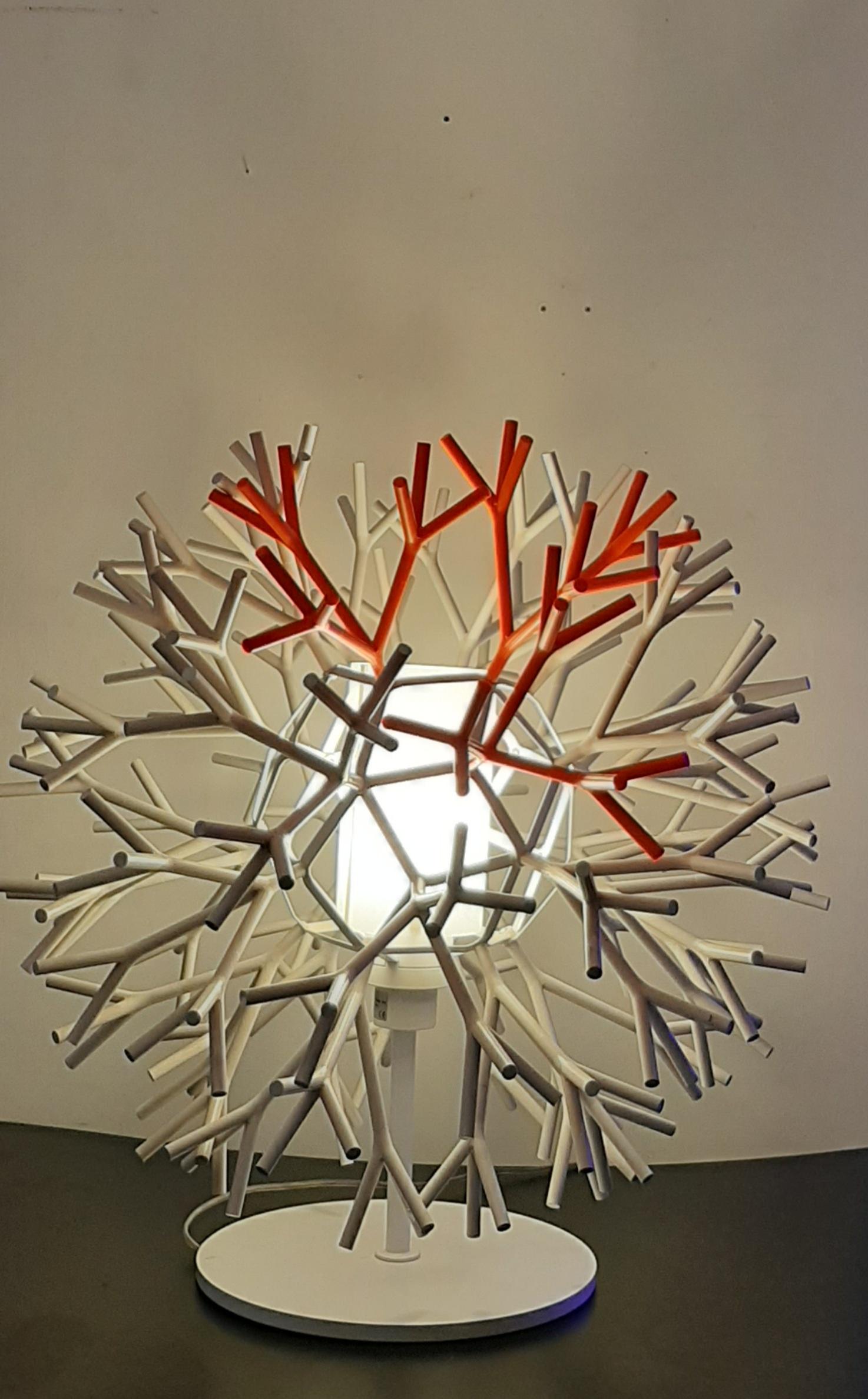 Lampada da tavolo Modello Coral  disegnata dallo studio Lagranja Design e prodotta da Pallucco Italia.
Lampada ricca ed articolata realizzate in ABS e composta da un elemento modulare che ricorda un ramo di corallo marino. 
