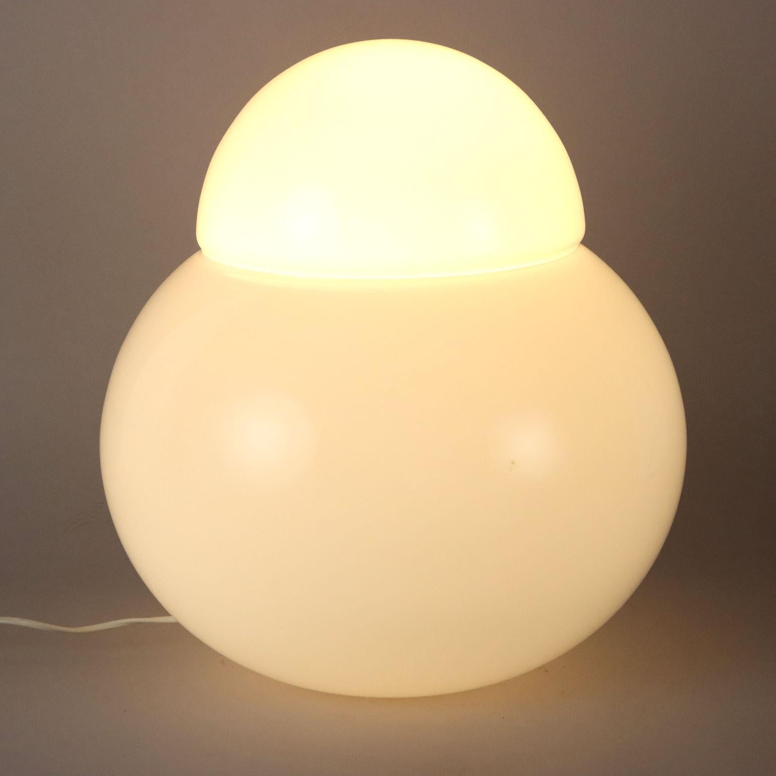 Lámpara de sobremesa de cristal blanco.