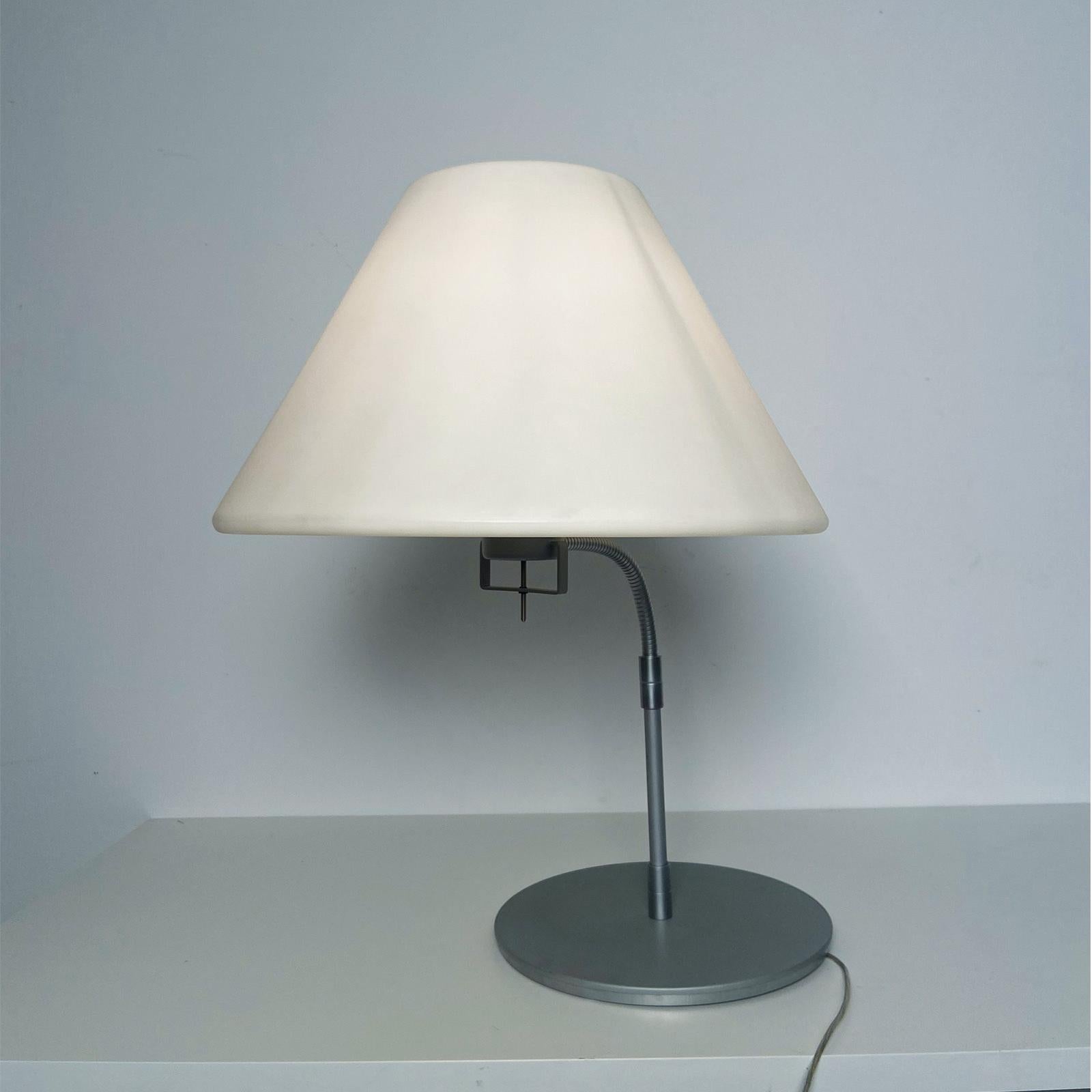 Lampada da tavolo Decad disegnata da Pascal Bauer e prodotta da Pallucco all’inizio degli anni 90. Con la sua forma minimalista e la possibilità di adattare l’angolazione del paralume, la Decad è un prodotto che unisce funzionalità ad eleganza.