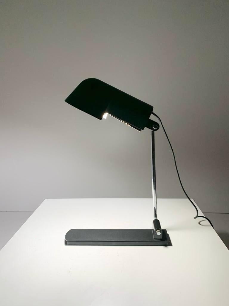 Italian Design Desk Lamp Model 490 - PALA, C&L Aroldi

The Model 490 - PALA desk lamp, designed by Corrado and Luigi Aroldi for Luci Illuminazione di Interni, is a remarkable piece from the 1970s that exemplifies the minimalist and functional design
