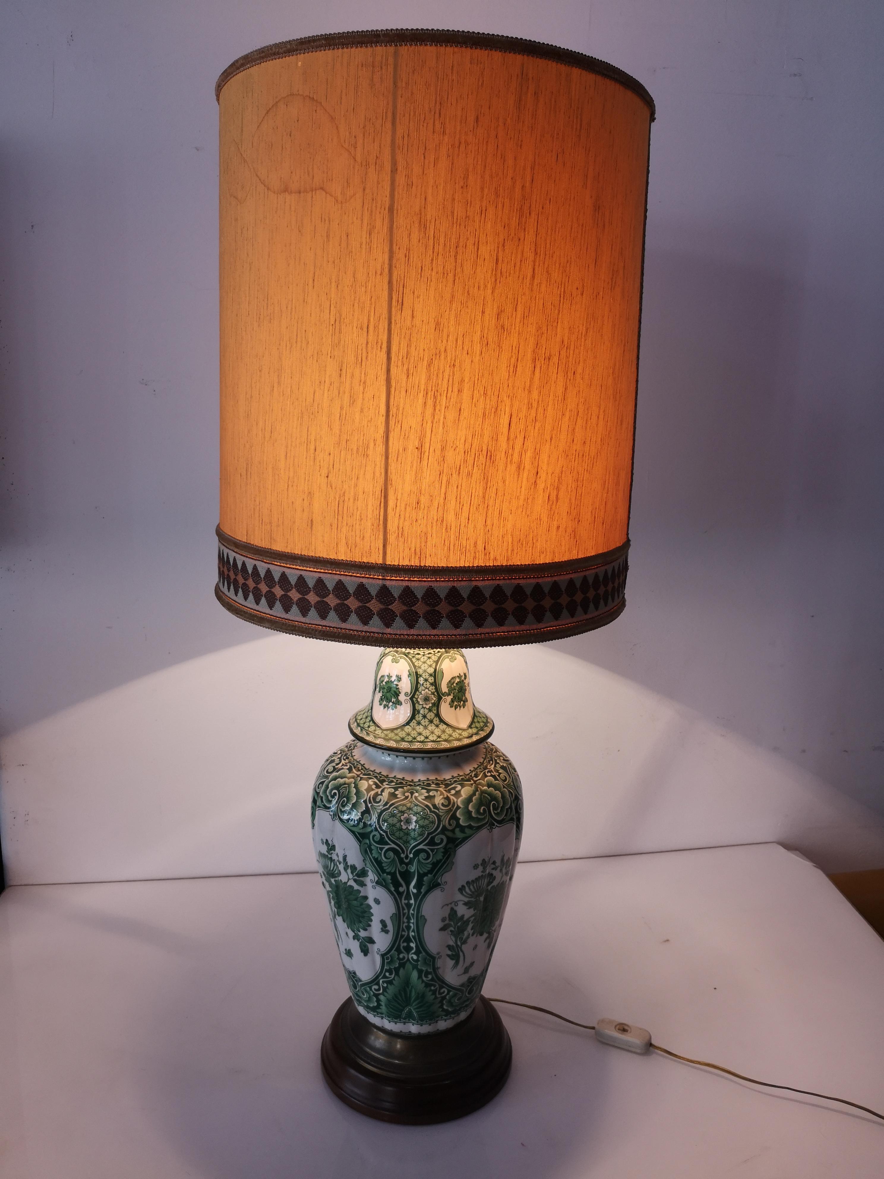 Lampe de table en céramique Delft verte des années 1970
en très bon état.
La lampe mesure :
Hauteur totale avec abat-jour cm 103
Hauteur de la lampe cm 65
Largeur 23 cm