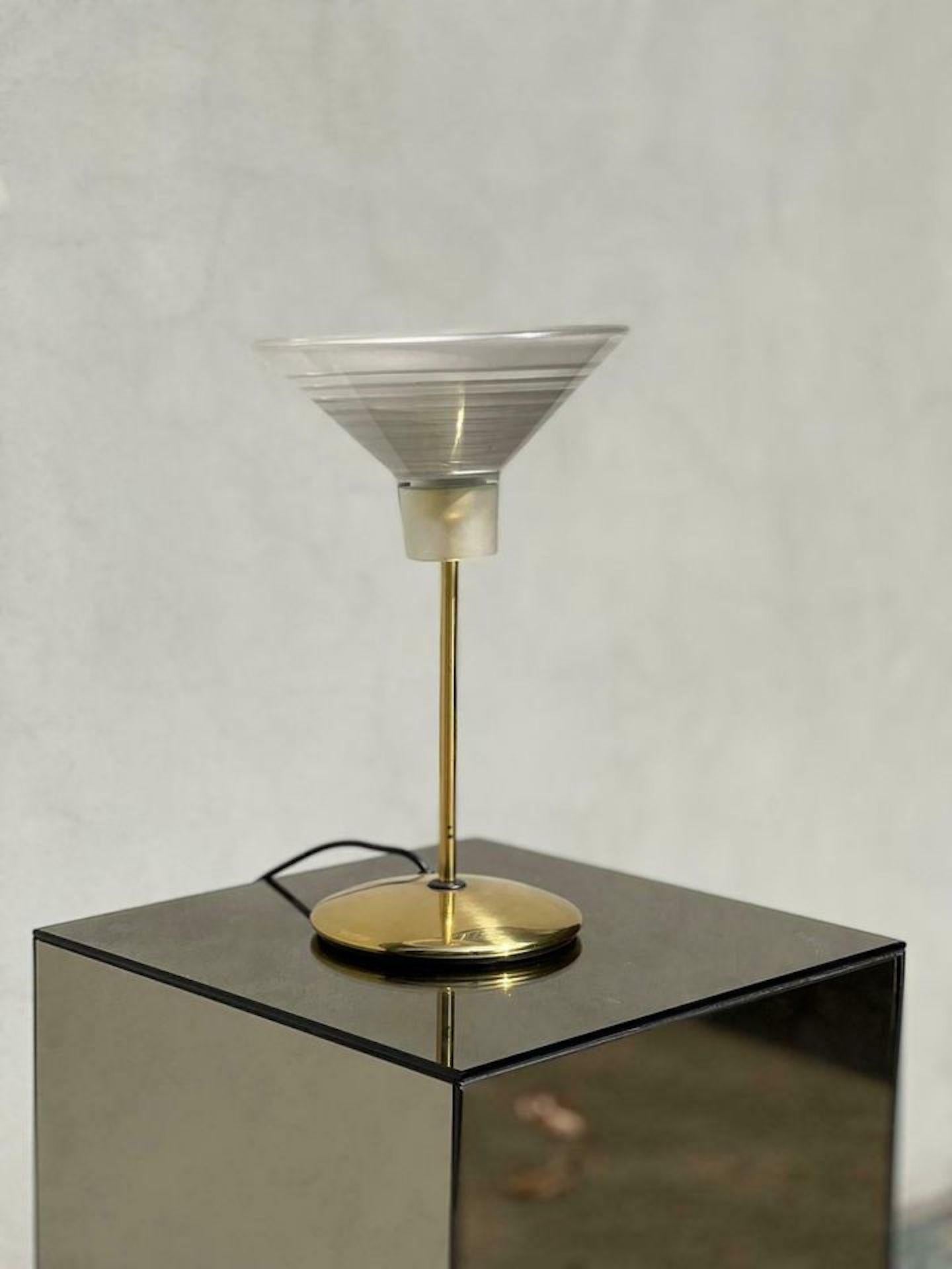 Lampada design da tavolo in ottone con vetro stampato realizzata in Italia nella seconda meta del XX secolo.
