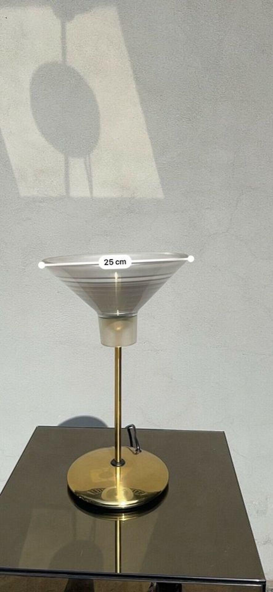 Lampada Da Tavolo Design 1970s Ottone E Vetro en Bueno estado para la venta en Milano, MI