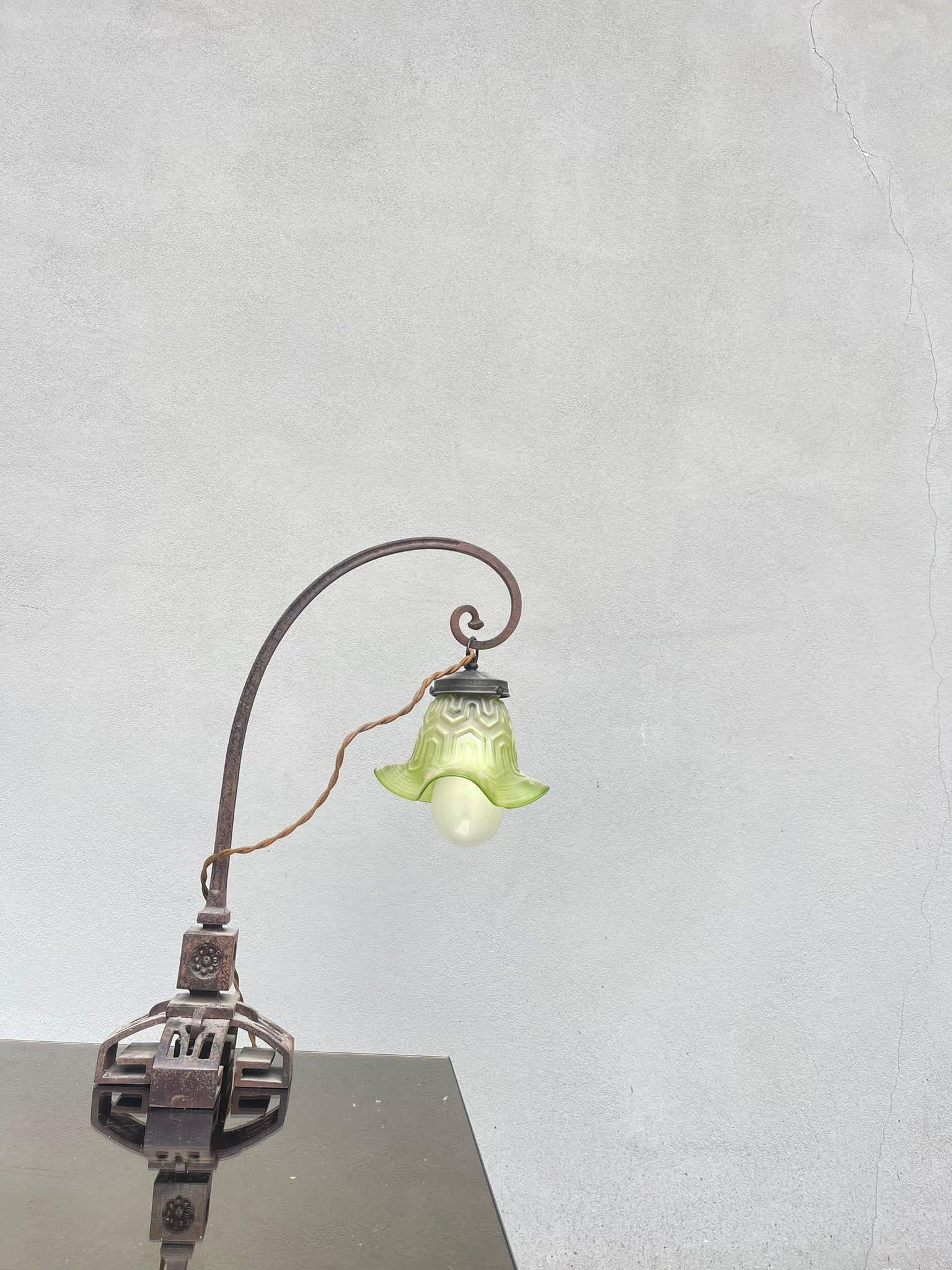 Lampada Liberty da Tavolo

Descrizione:
Tafellampe Design Liberty, hergestellt in Francia in der ersten Hälfte des XX.
Die Lampe ist in gutem Zustand, wie auf dem Foto zu sehen ist, das Hauptgebäude ist aus Eisen mit grüner