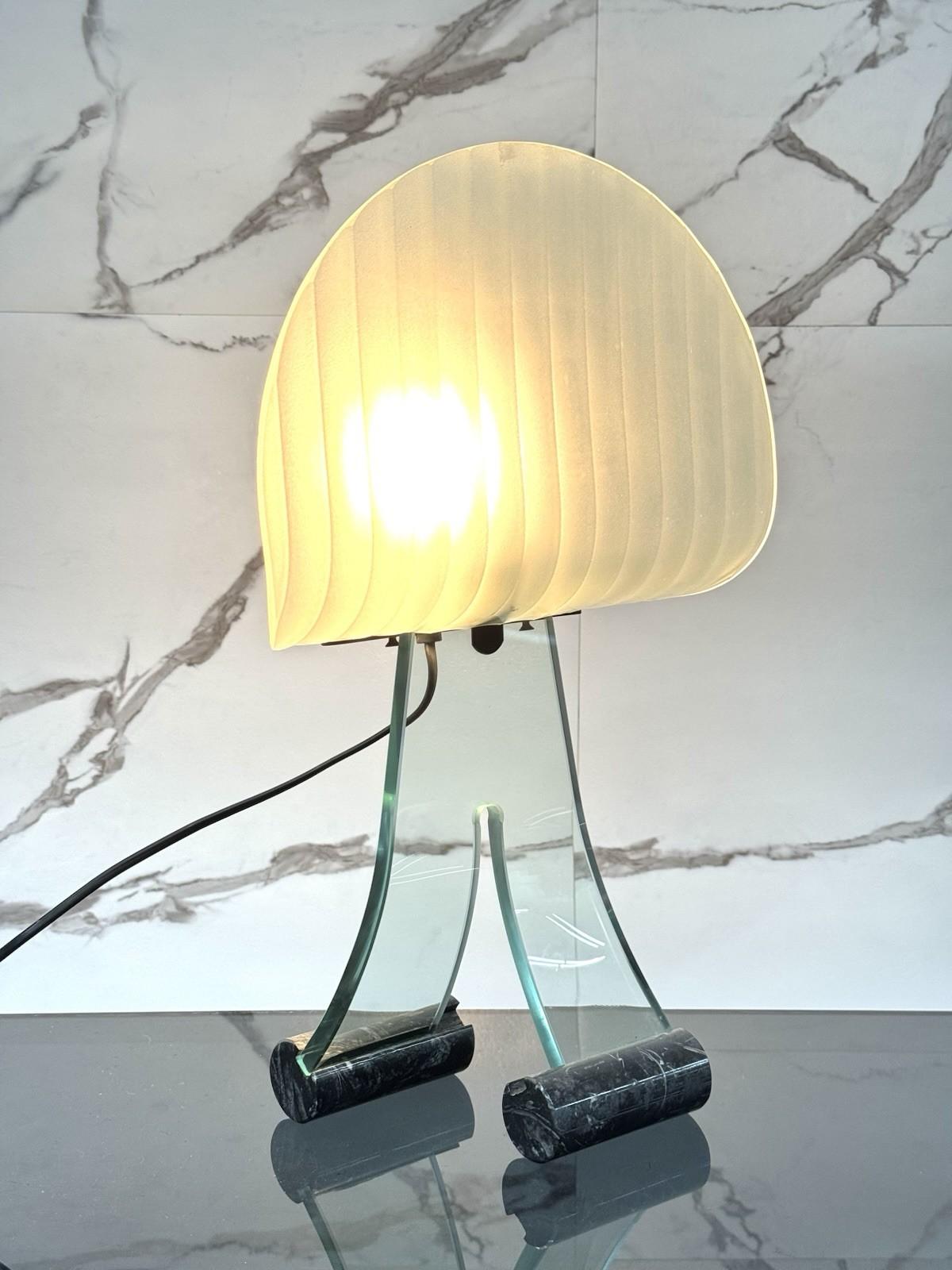 Anni 80 - rarissima lampada da tavolo con struttura in cristallo, diffusore in vetro di Murano e piedi in Marmo.

L’articolo è in ottime condizioni conservative, non vi è alcun difetto estetico o strutturale da segnalare. (Vedi foto)

N.B.: OFFRIAMO