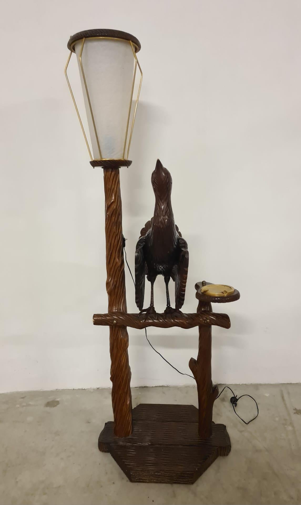 Lampadaire Aldo Tura.

Sculpture en bois sculpté de style champêtre.

Représentation d'un dindon se reposant sur un perchoir avec une lampe, abat-jour en parchemin.

Créé par le designer Aldo Tura dans les années 1950.

Aldo Tura, designer italien,