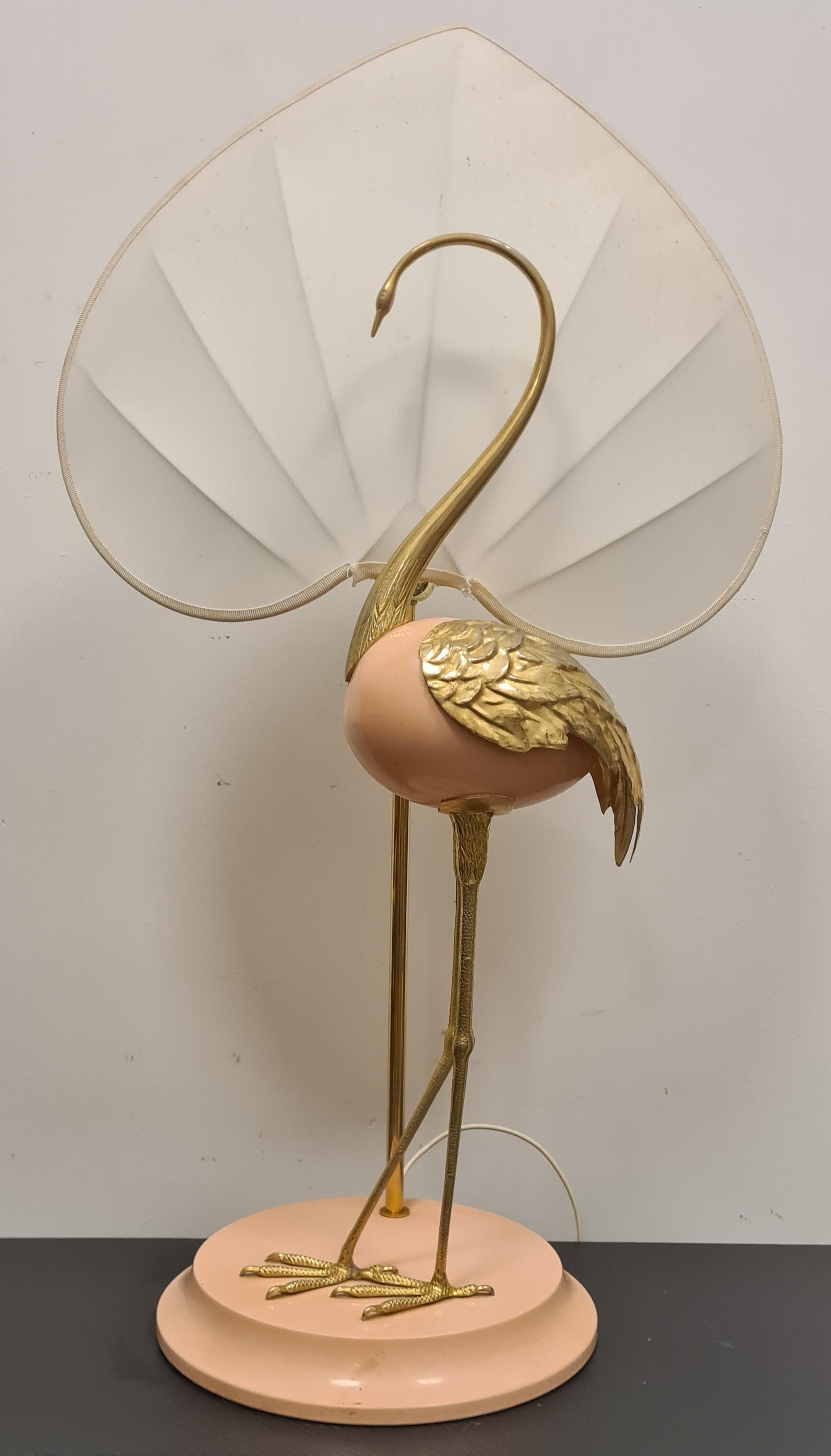 Lampada da tavolo disegnata dal designer Antonio Pavia.

Delicata ed elegante lampada con base in metallo laccato rosa, airone cenerino con corpo in ottone e parte centrale in metallo laccato rosa.

Paralume a forma di cuore.

In pieno stile