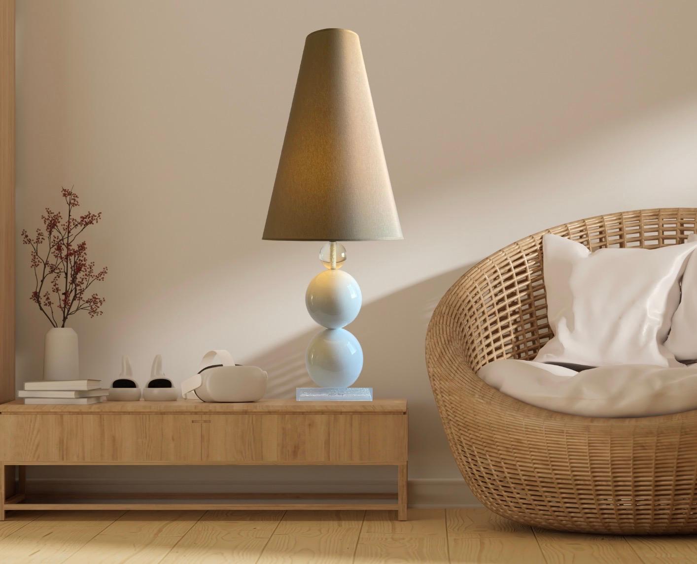 Charlottina Design est une lampe de table élégante et polyvalente, le joyau de votre maison, 100% italienne dans sa conception et sa production. La lampe design Charlottina étonne et fascine, tandis que le jeu de lumière typique de la résine