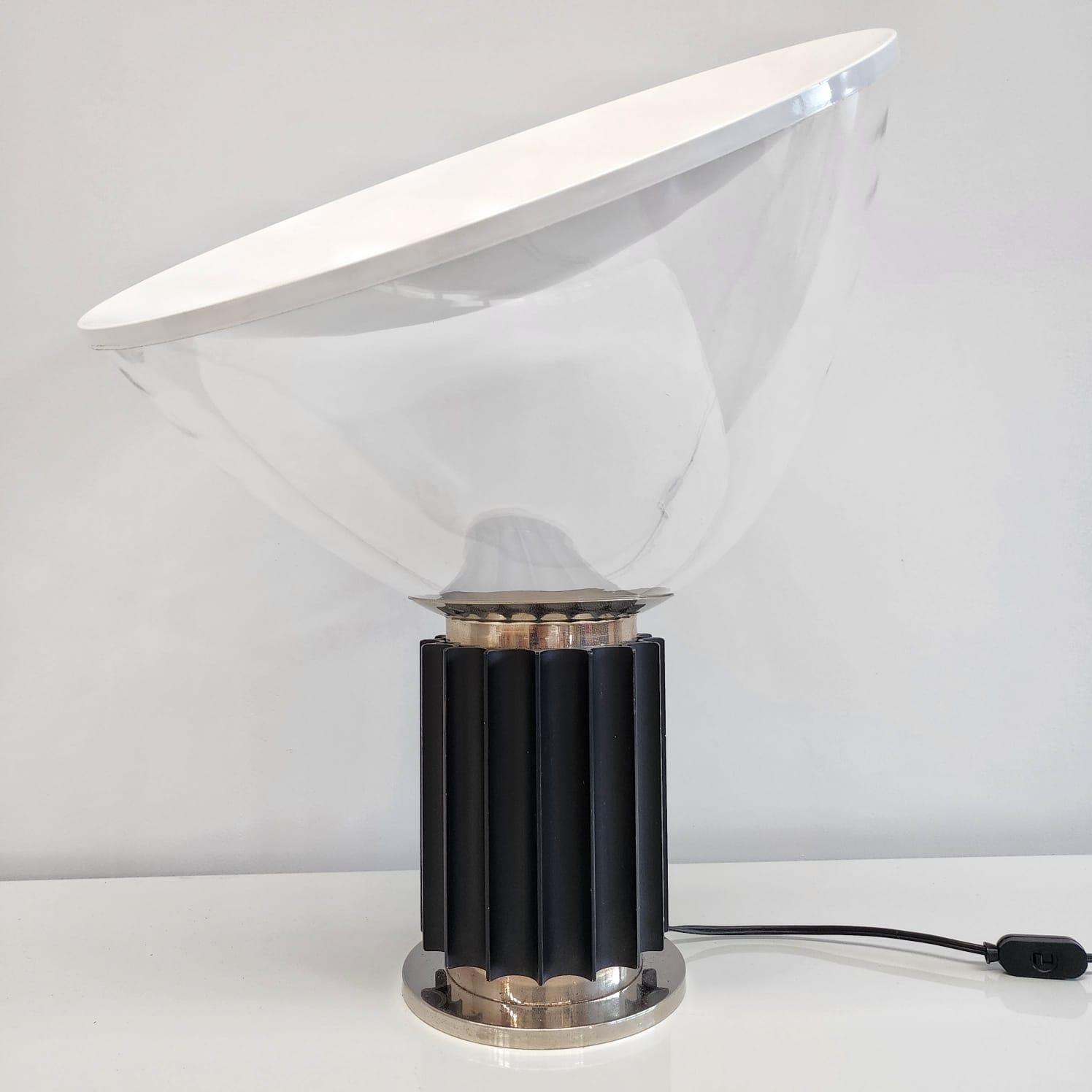 Taccia Flos specimen dating from the late 1970s.
The lamp base is original 1970s with patina of time
the glass and metal diffuser was replaced with a new one so it is as good as new
The lamp is in Excellent condition. 
Given its age it does not have