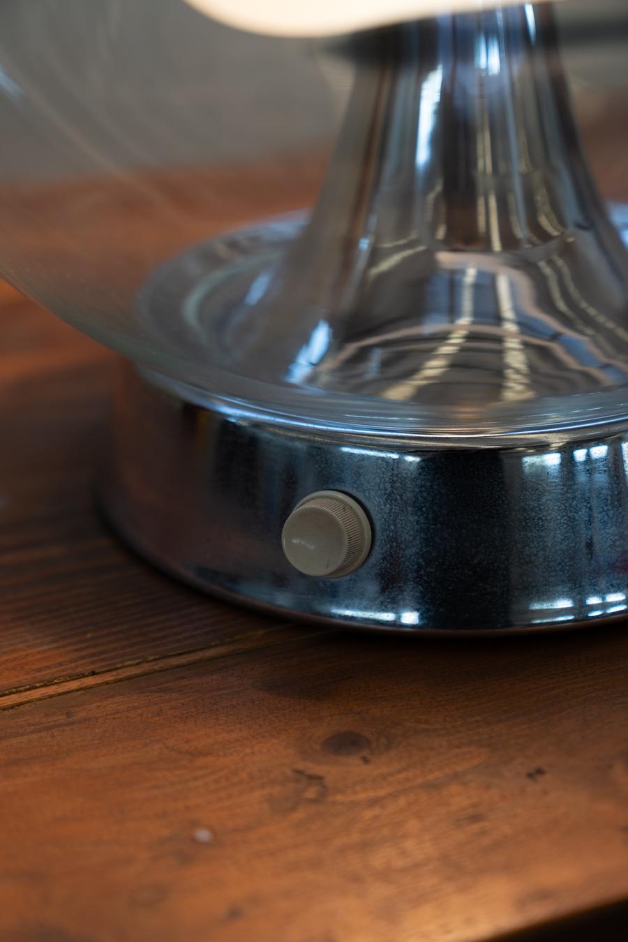 Lampe de table de Gino Vistosi
Impressionnante lampe globe de Vistosi, Italie 1970. Verre de Murano soufflé à la main par les maîtres de Vistosi. Les lampes Vistosi sont créées par une équipe de designers internationaux de renom. Leurs produits sont