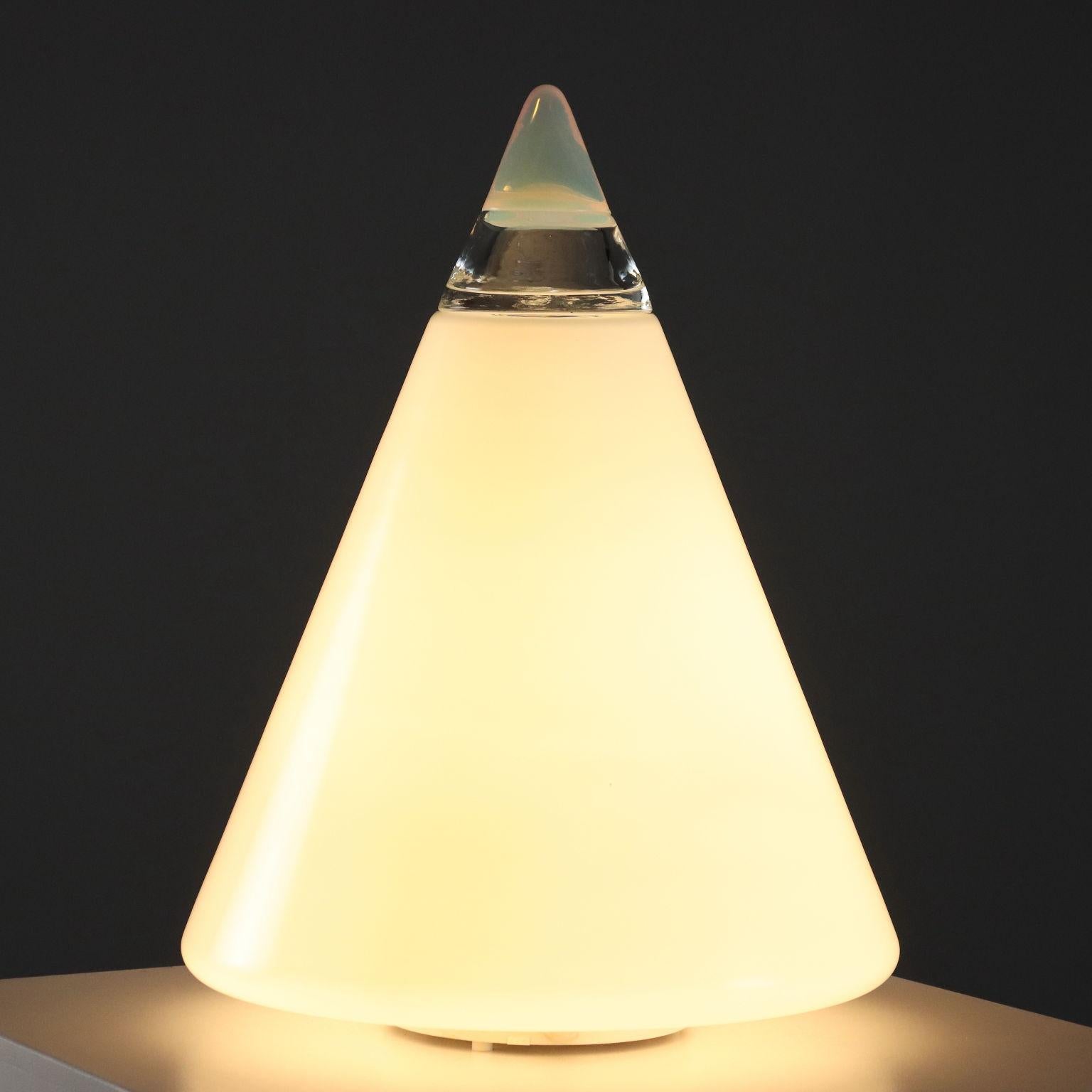 Lampada da tavolo in vetro lavorato a mano. Presenta 1 lampadina E27 max 100W