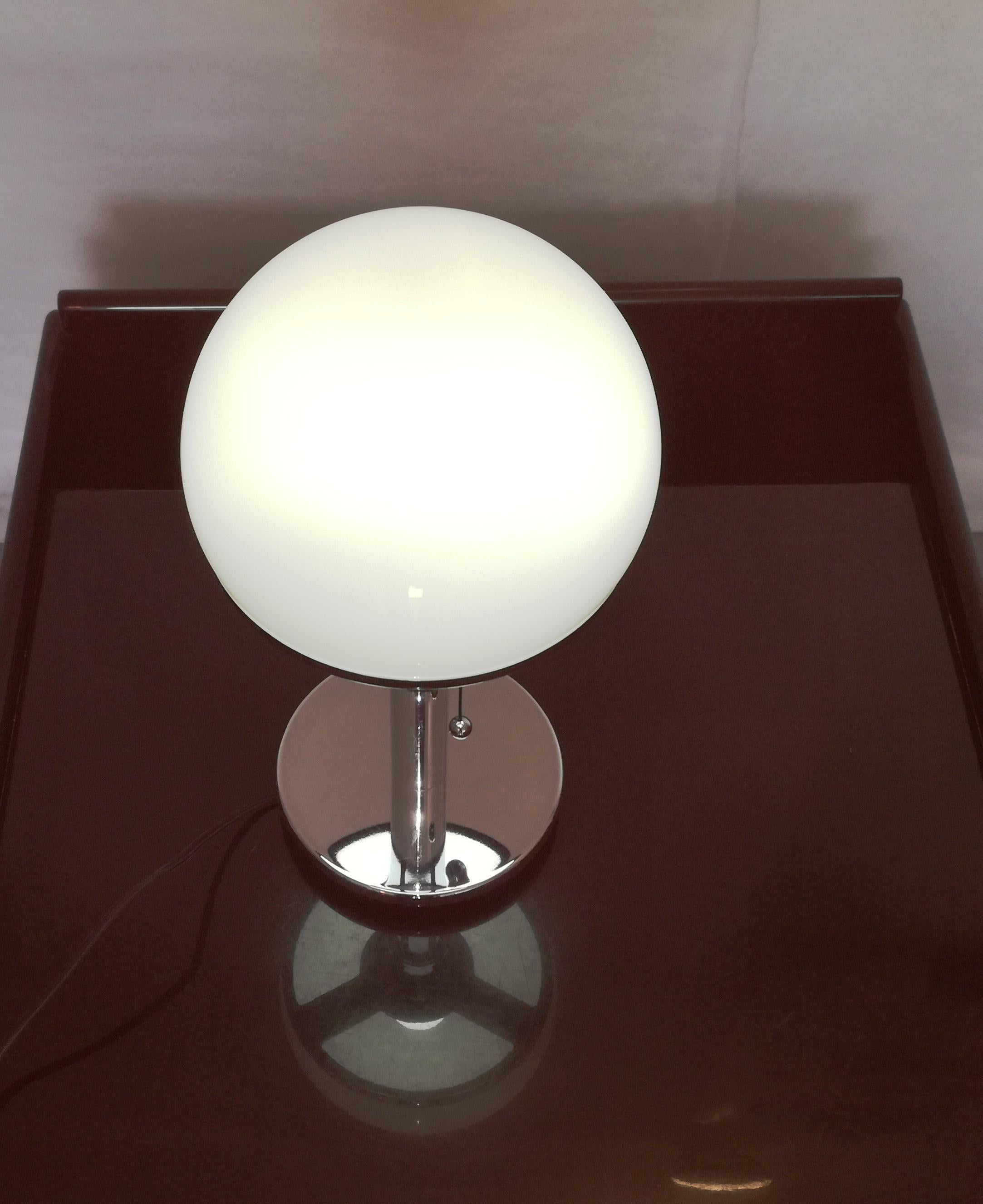 Lampada Da Tavolo Di Ispirazione Bauhaus For Sale 1