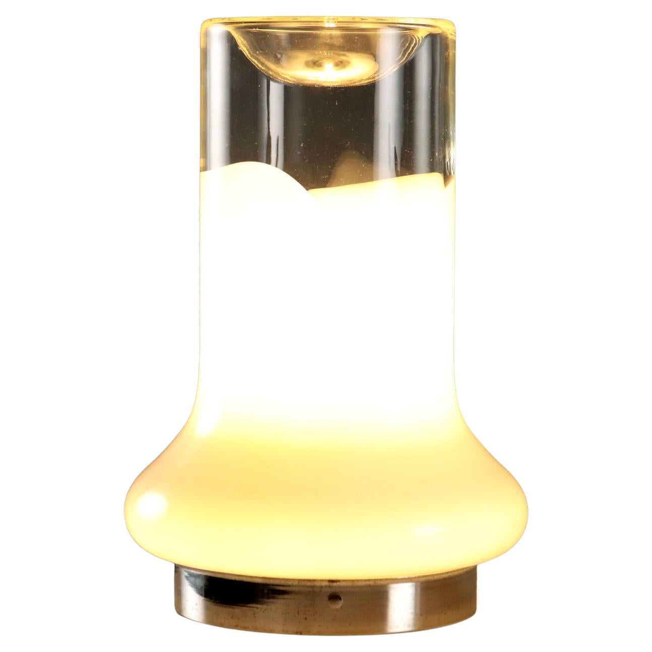 Lampada da tavolo in vetro di Murano, a due colori. Presenta una lámpara E27. 