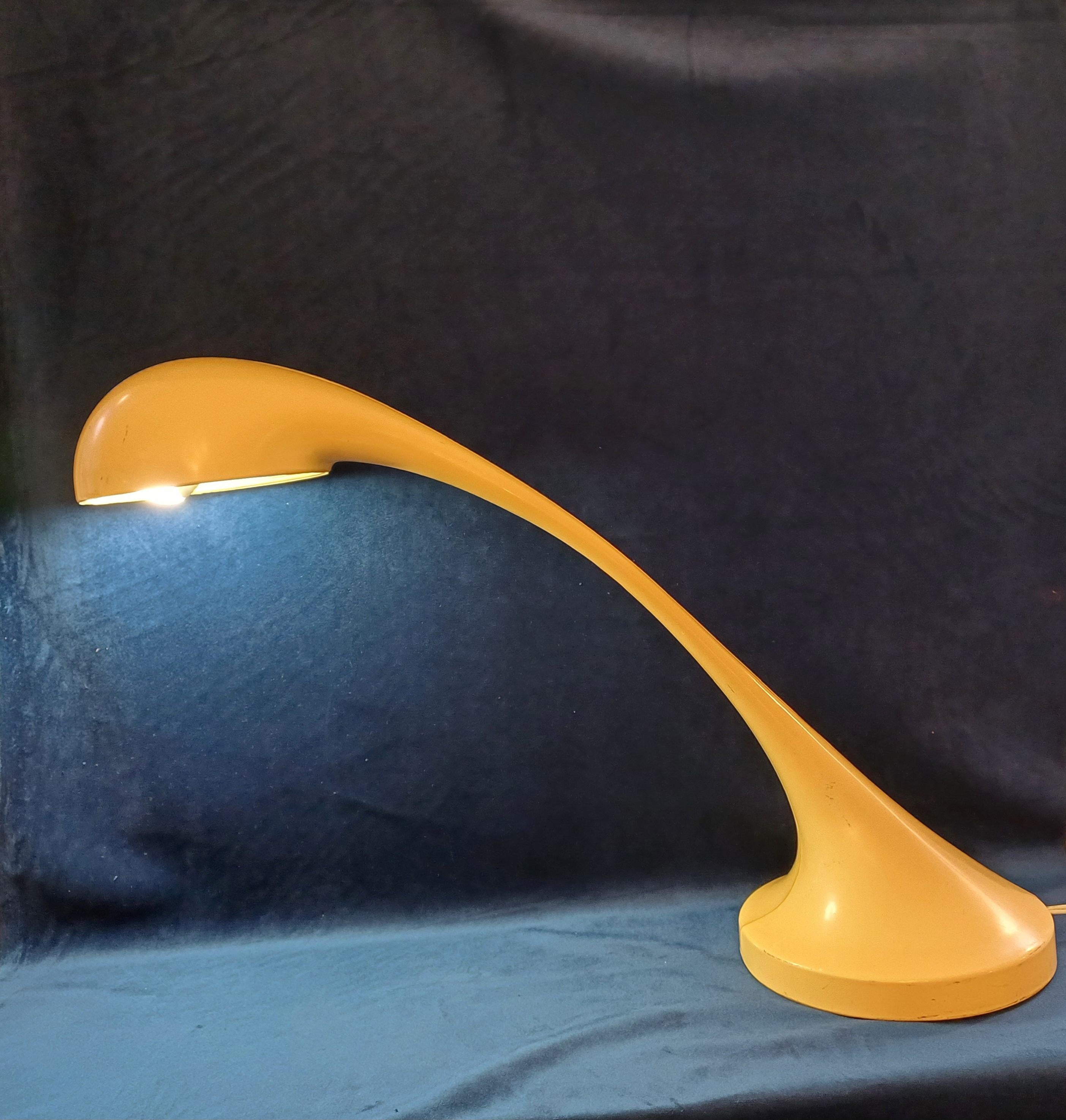 Very rare table lamp model Silfio designed by Roberto Lera for Divisione Nucleo Sormani - Arosio in the 1960s.
The Silfio lamp is made entirely of Abs / Plastic in the color White /Beige  and features the original production label at the base.