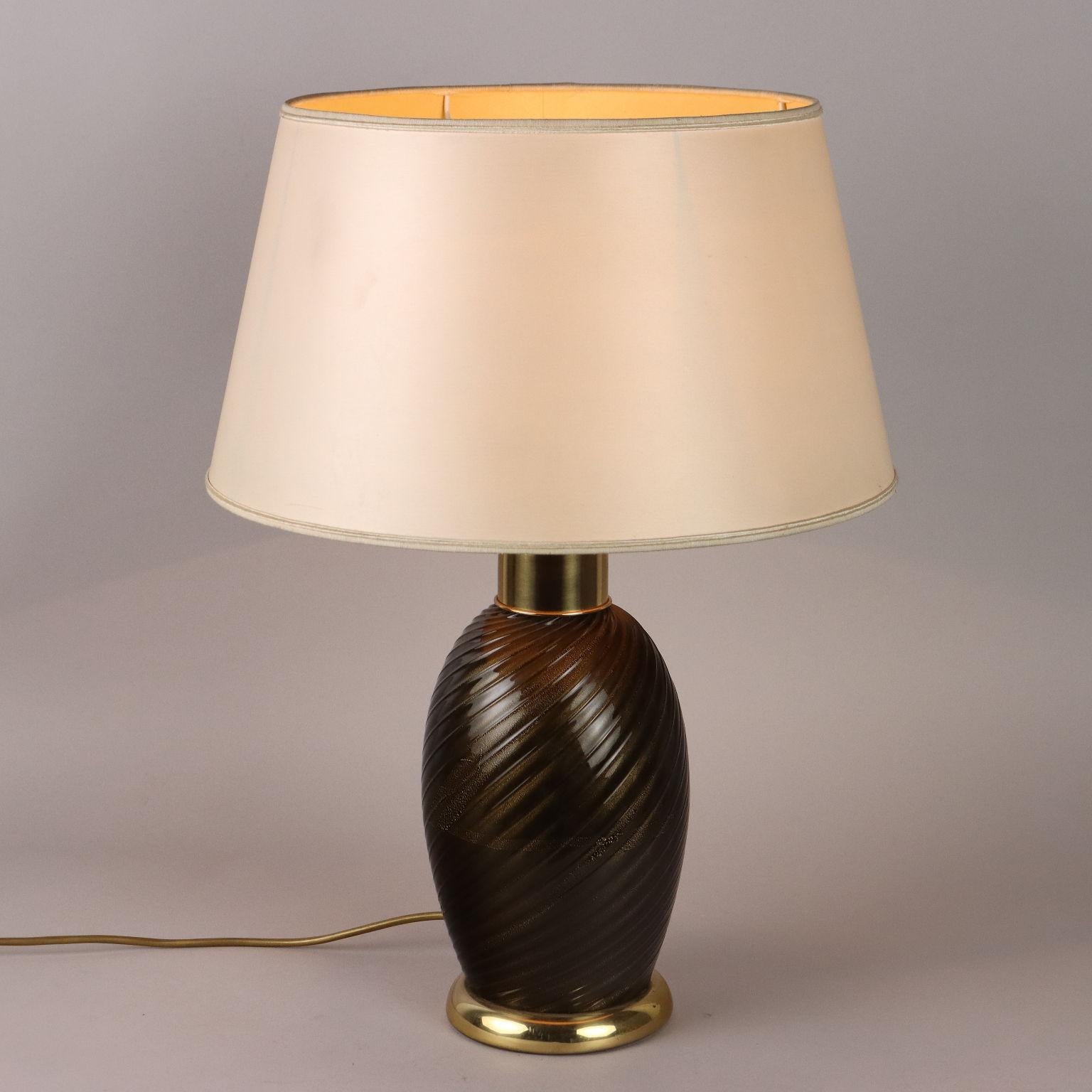 Lampe en verre de Murano, laiton et abat-jour en tissu plastifié.