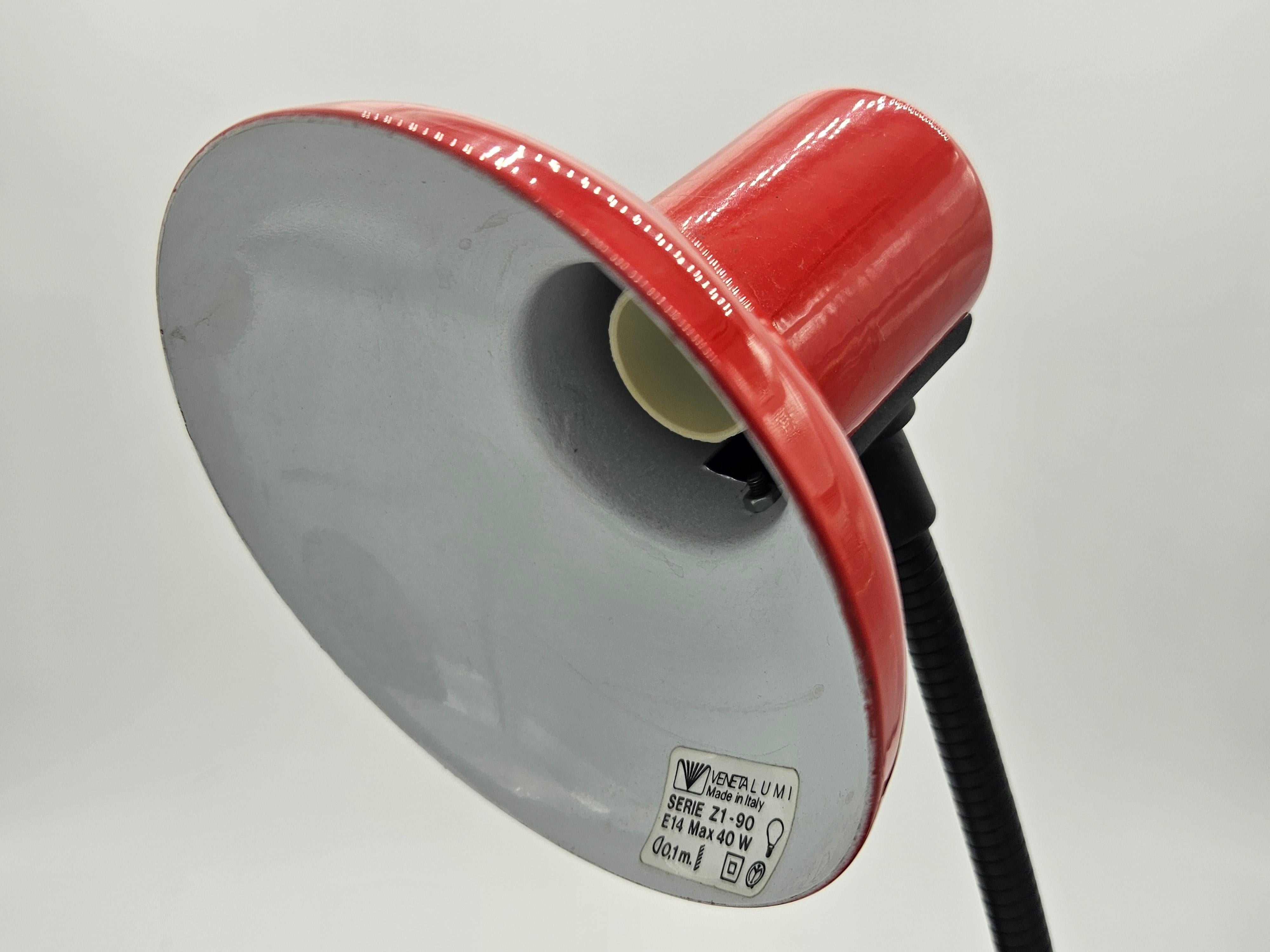 Lampada da tavolo di Veneta Lumi anni '80 in metallo laccato rosso.