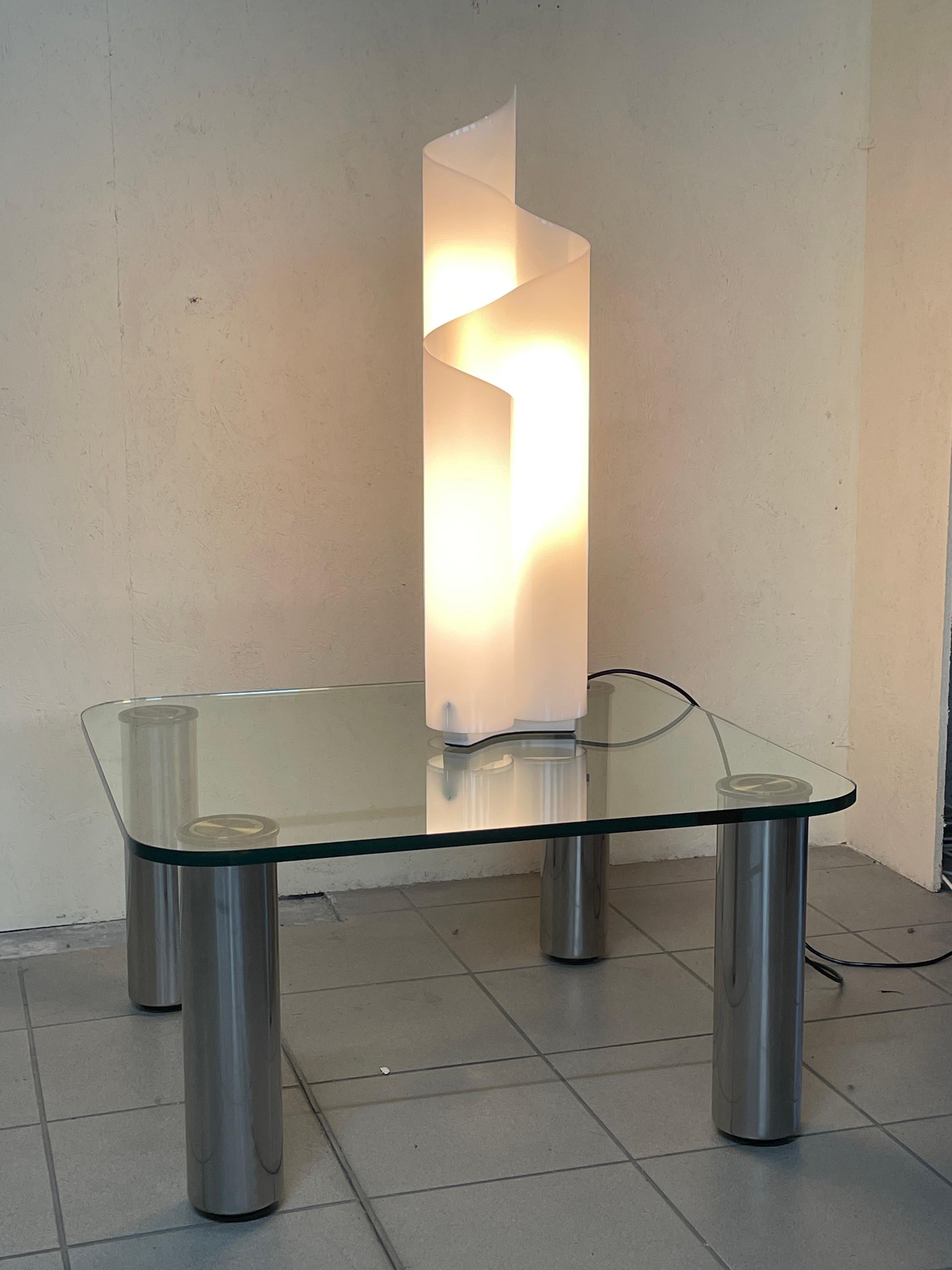 Elegante lampada da tavolo Mezzachimera di Vico Magistretti per Artemide, stata progettata nel 1969. 

La lampada è caratterizzata da un paralume in metacrilato opalino 
e sue curve sinuose diffondono delicatamente la luce. 

Questa lampada unisce